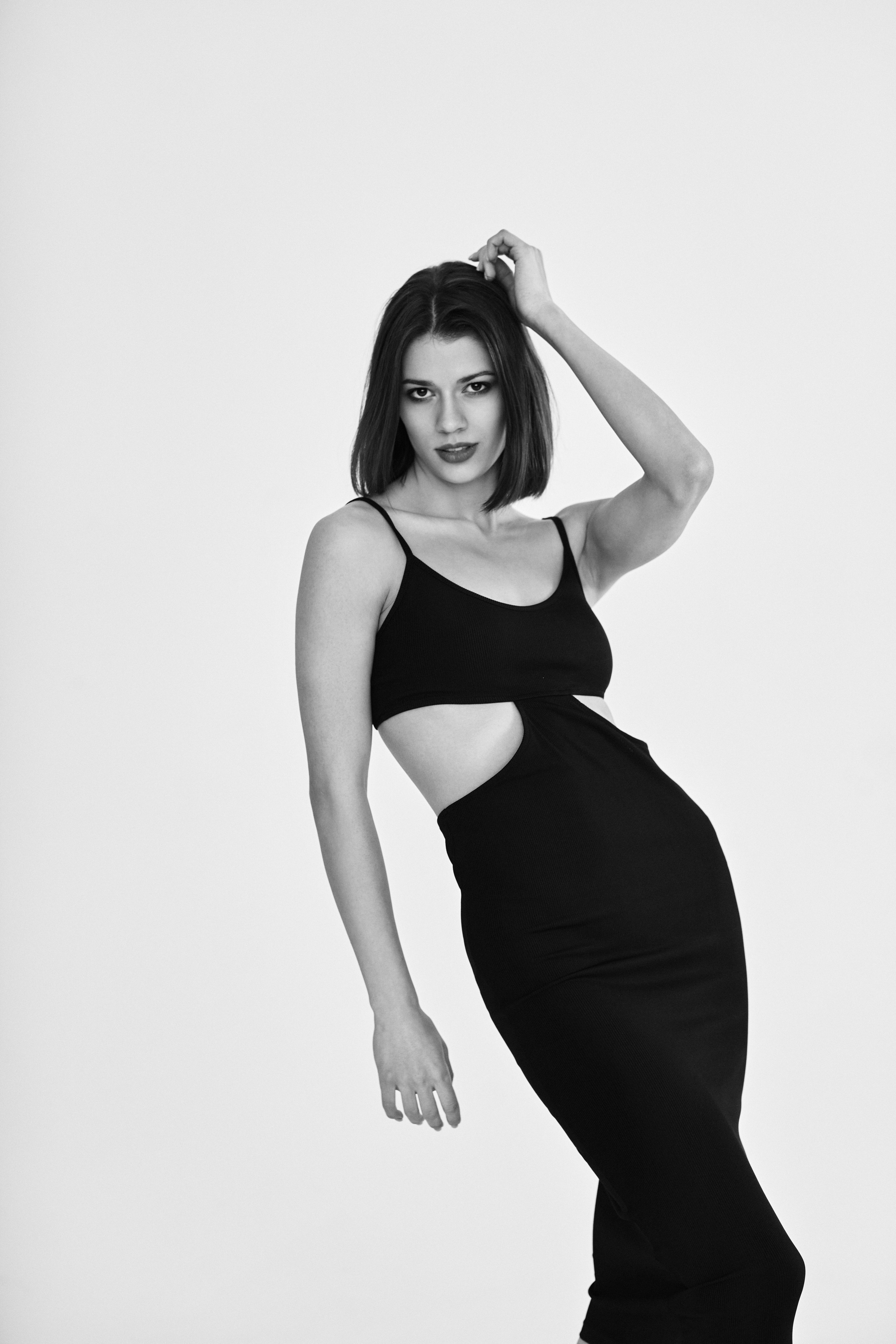 Софья Мисс Тула - 2020 в элегантном темном платье на светлом фоне в студии