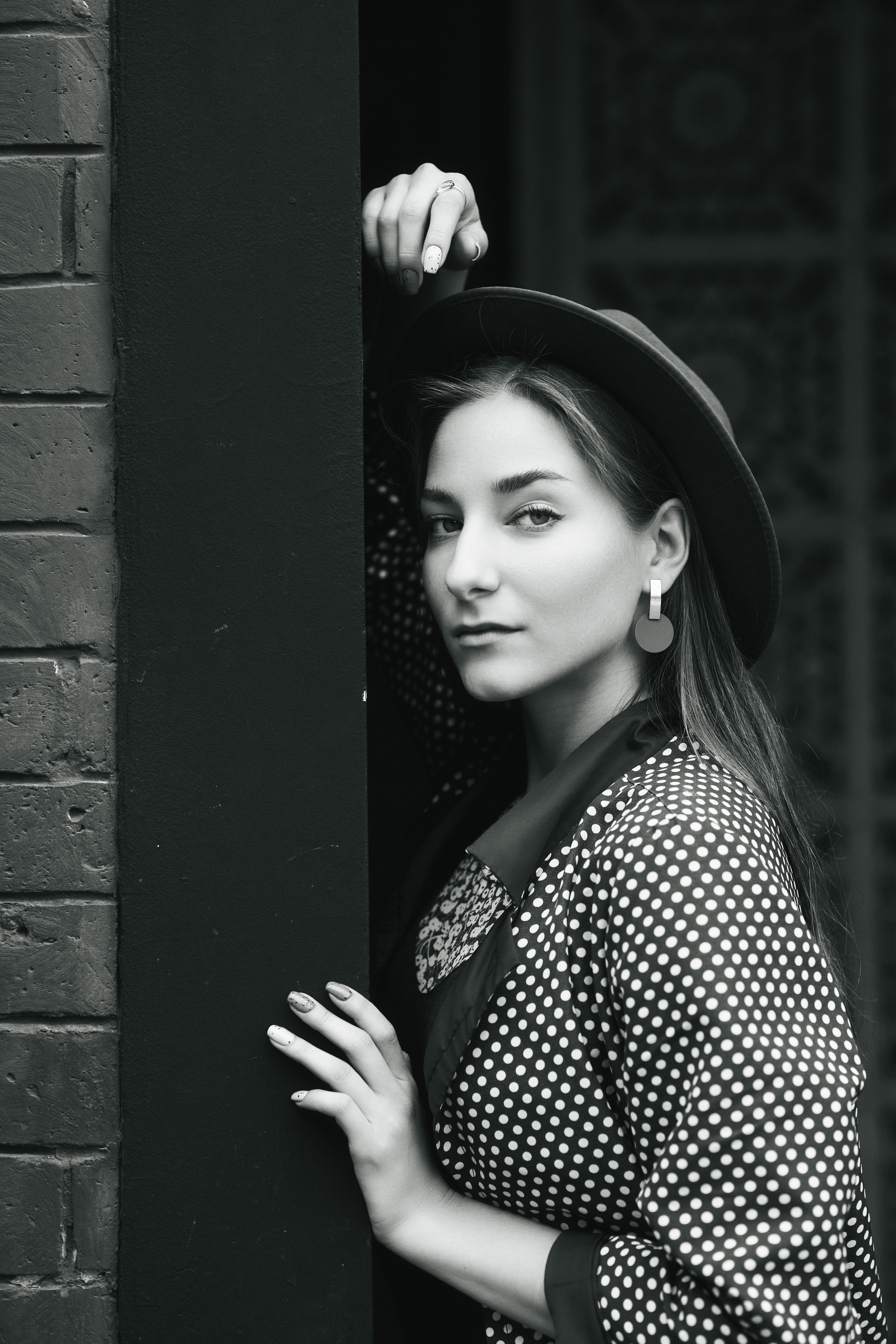 Любовь, красавица с темными волосами, в городе в платье или джинсах - выбор за вами.