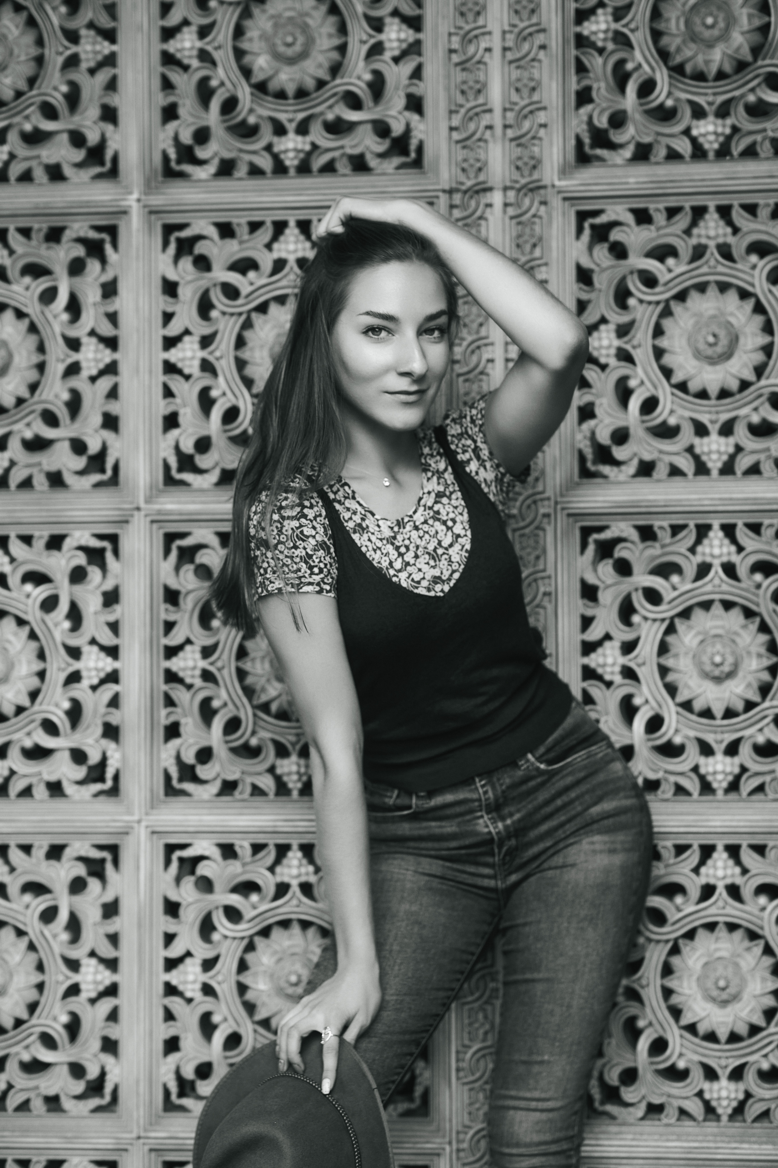 На улице города можно увидеть модель Любовь в платье, которое подчеркивает ее красоту и женственность.