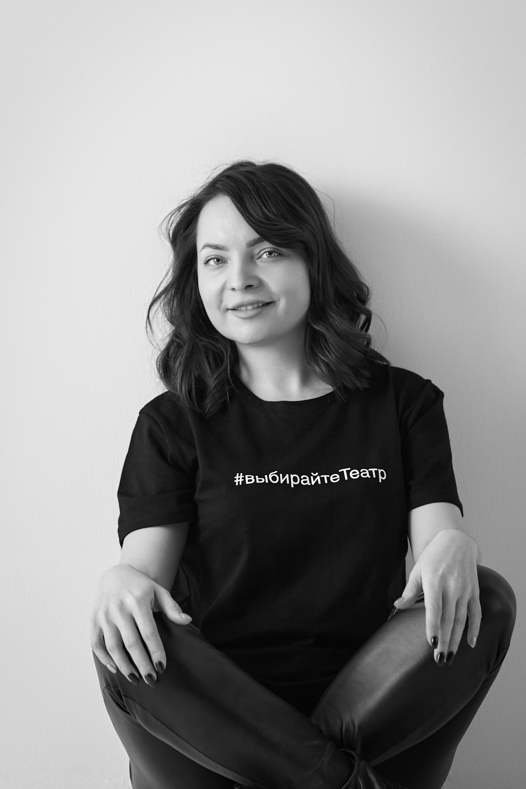 Татьяна, модель с темными волосами, в рубашке или платье на светлом фоне.