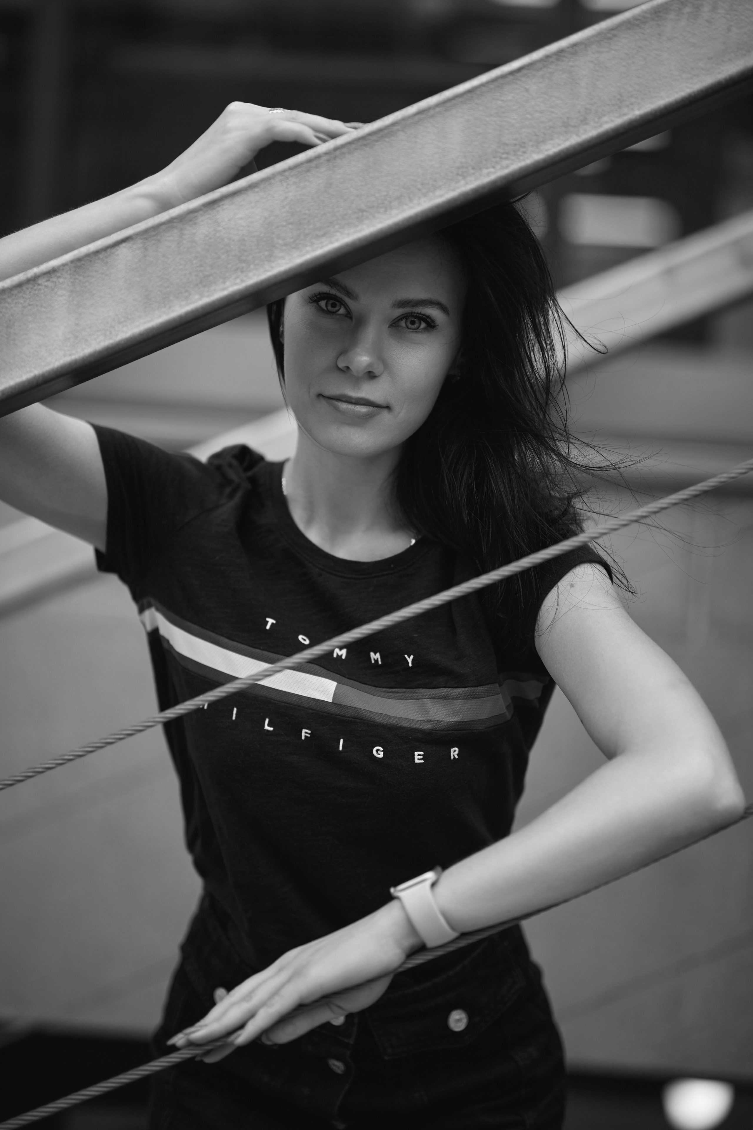 Уличный фотограф из Москвы делает портретные снимки в городской среде.