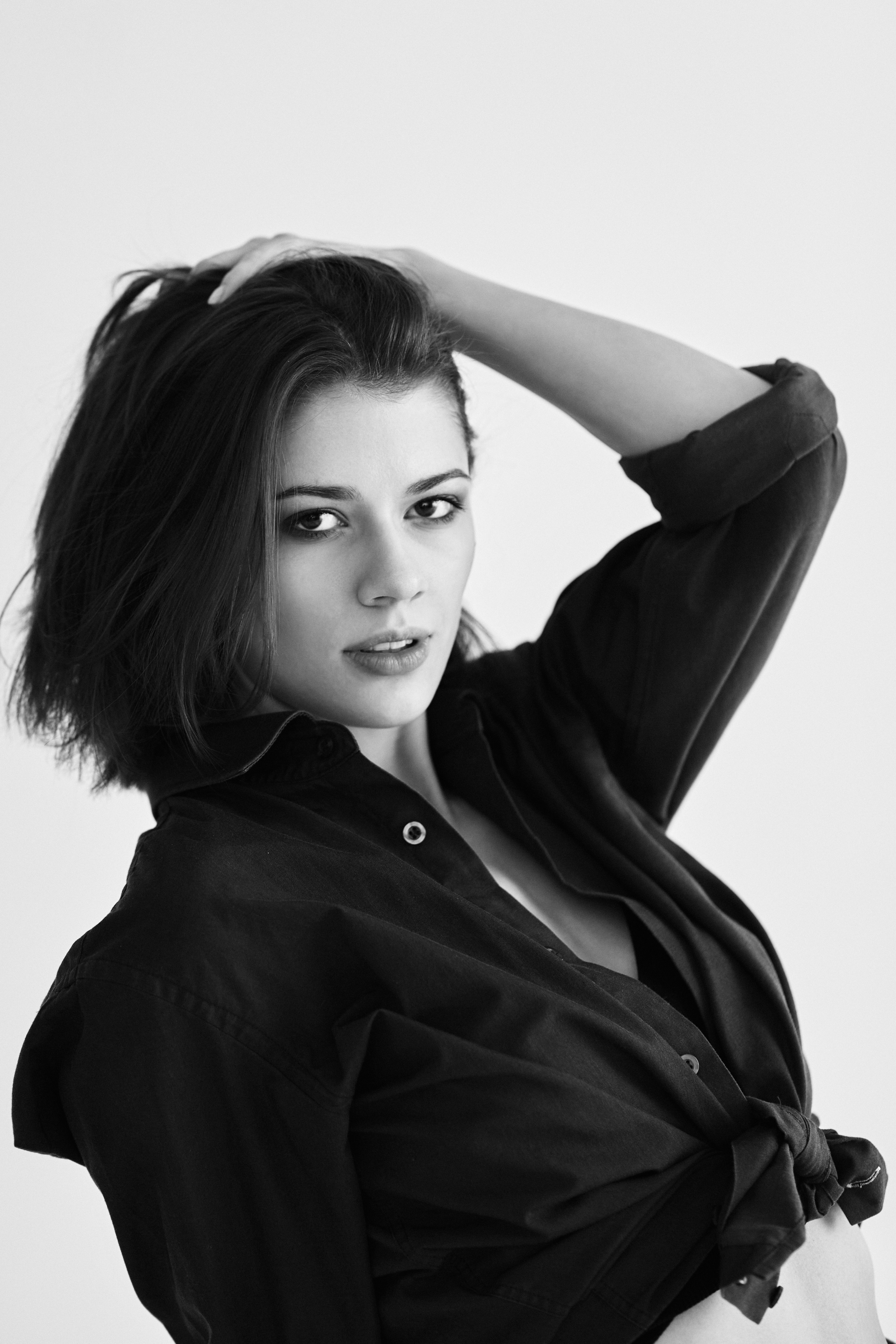 Фотография темноволосой Софьи Мисс Тула — 2020 в студии на светлом фоне в стильном костюме.