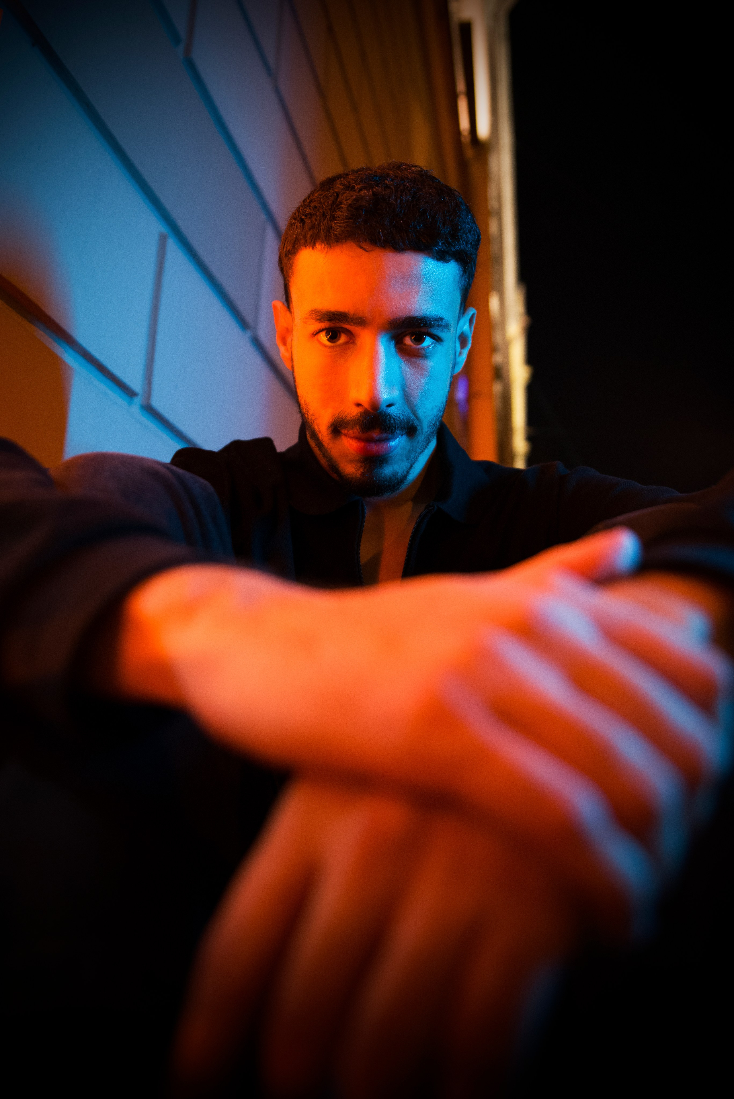 Зинадин. Уличная фотосессия с цветным светом