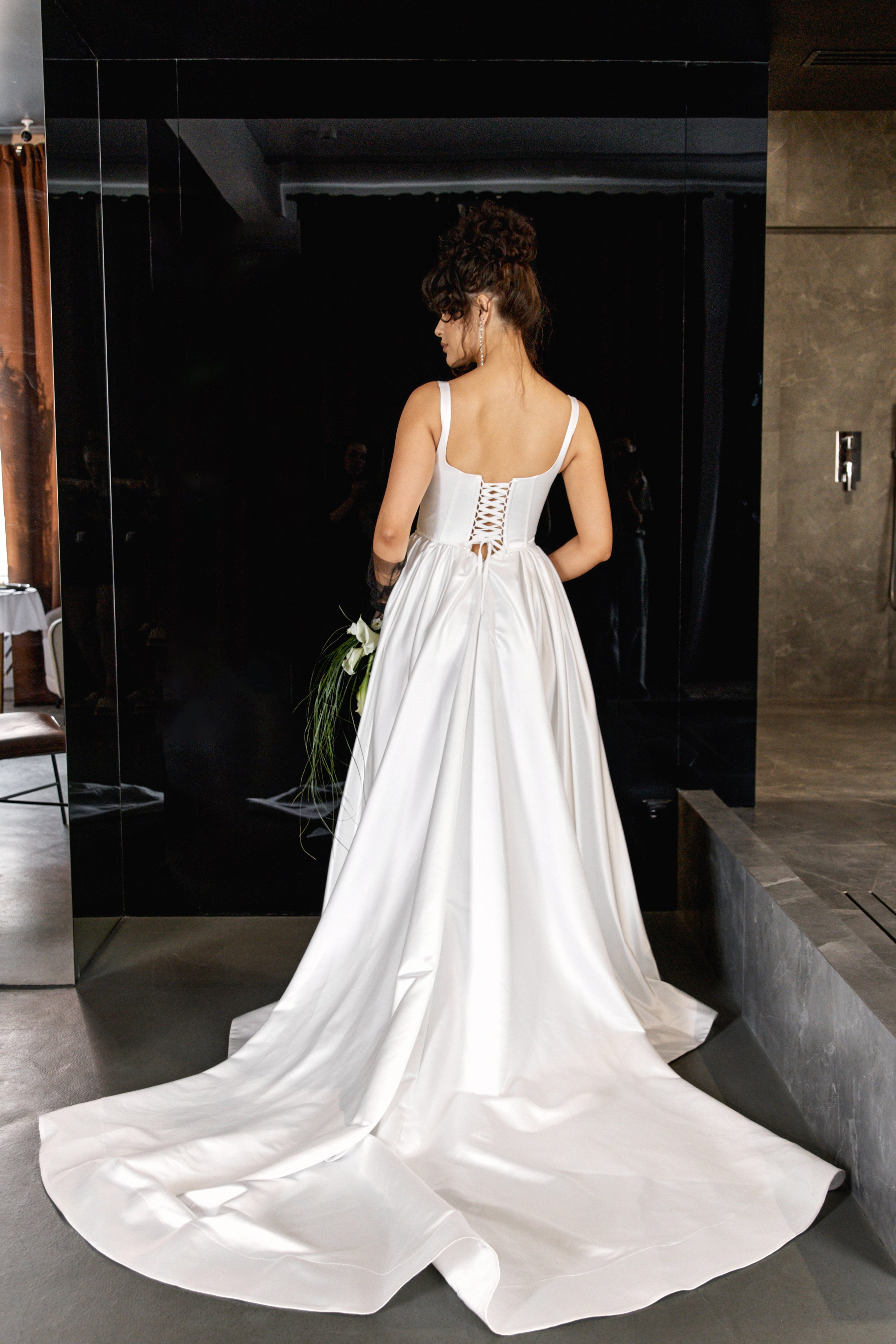 Невеста с шлейфом платья в Казани. Свадебный фотограф