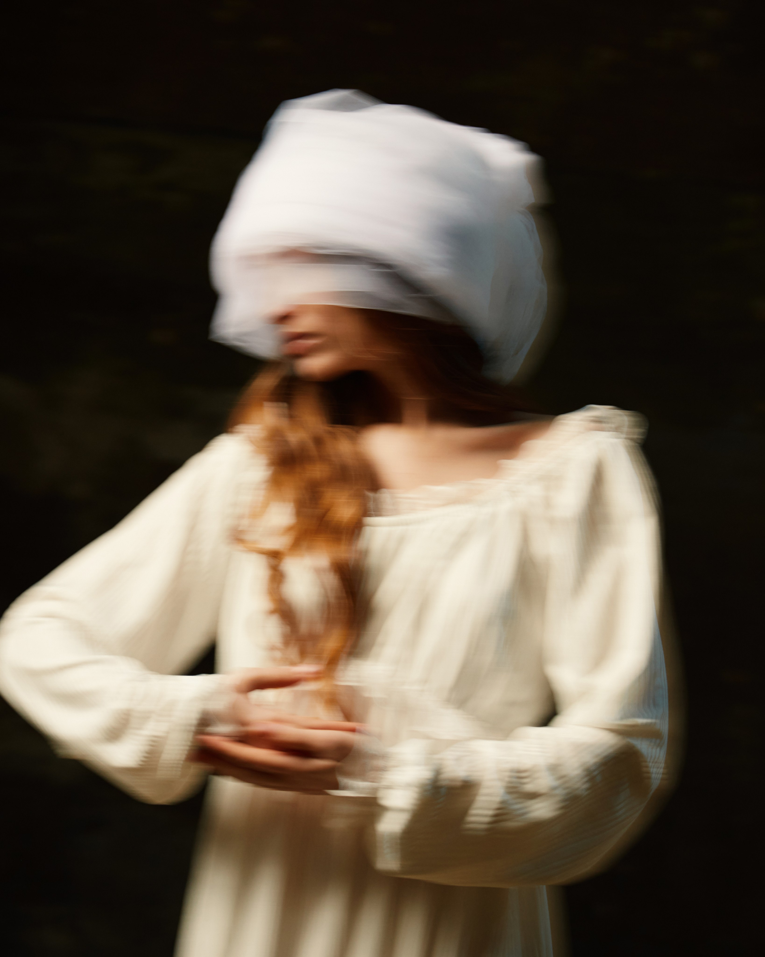 романтический портрет девушки в студии