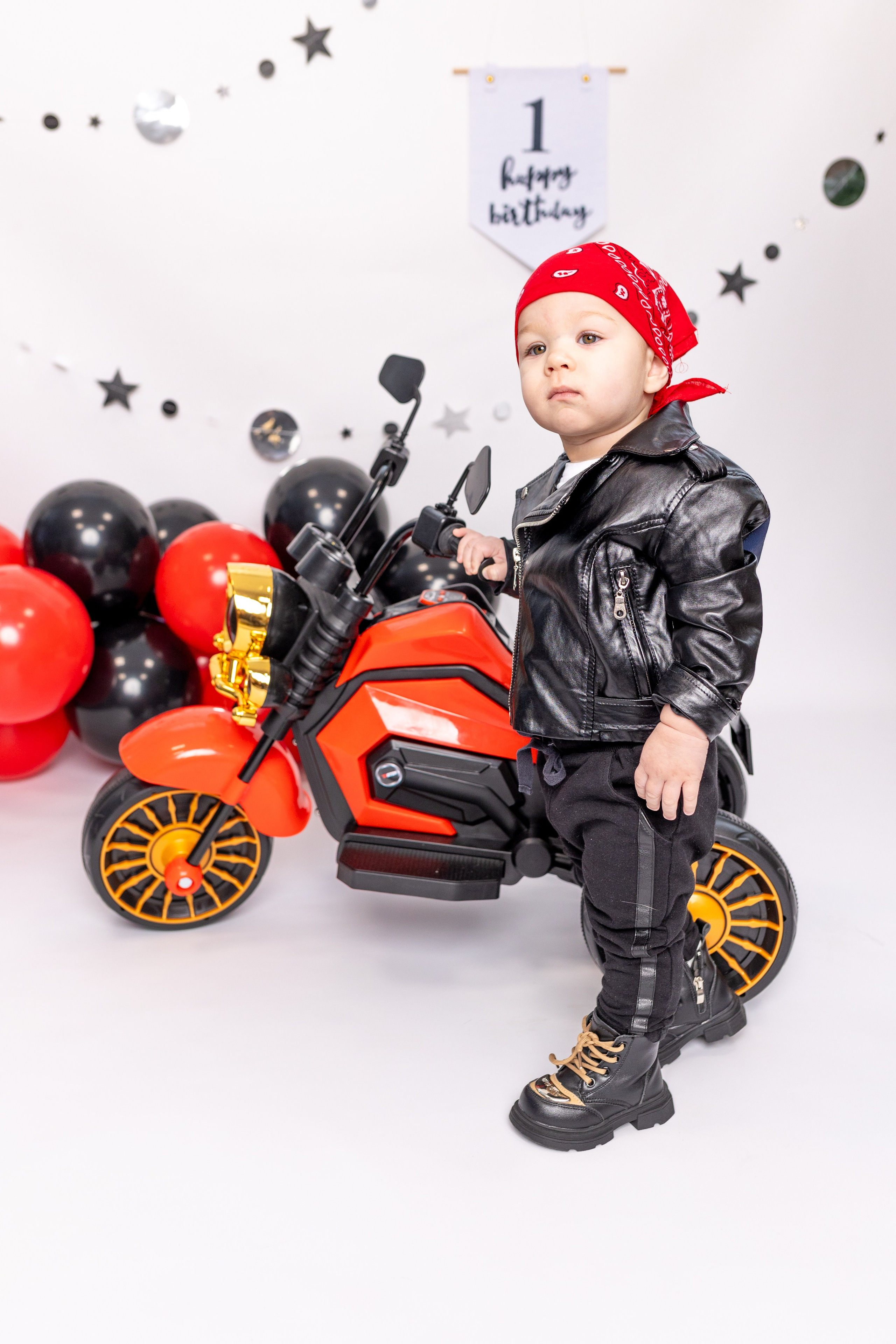 Фотозона с мотоциклом. Фотограф новорожденных. Детский и семейный фотограф Марьяна Юдина