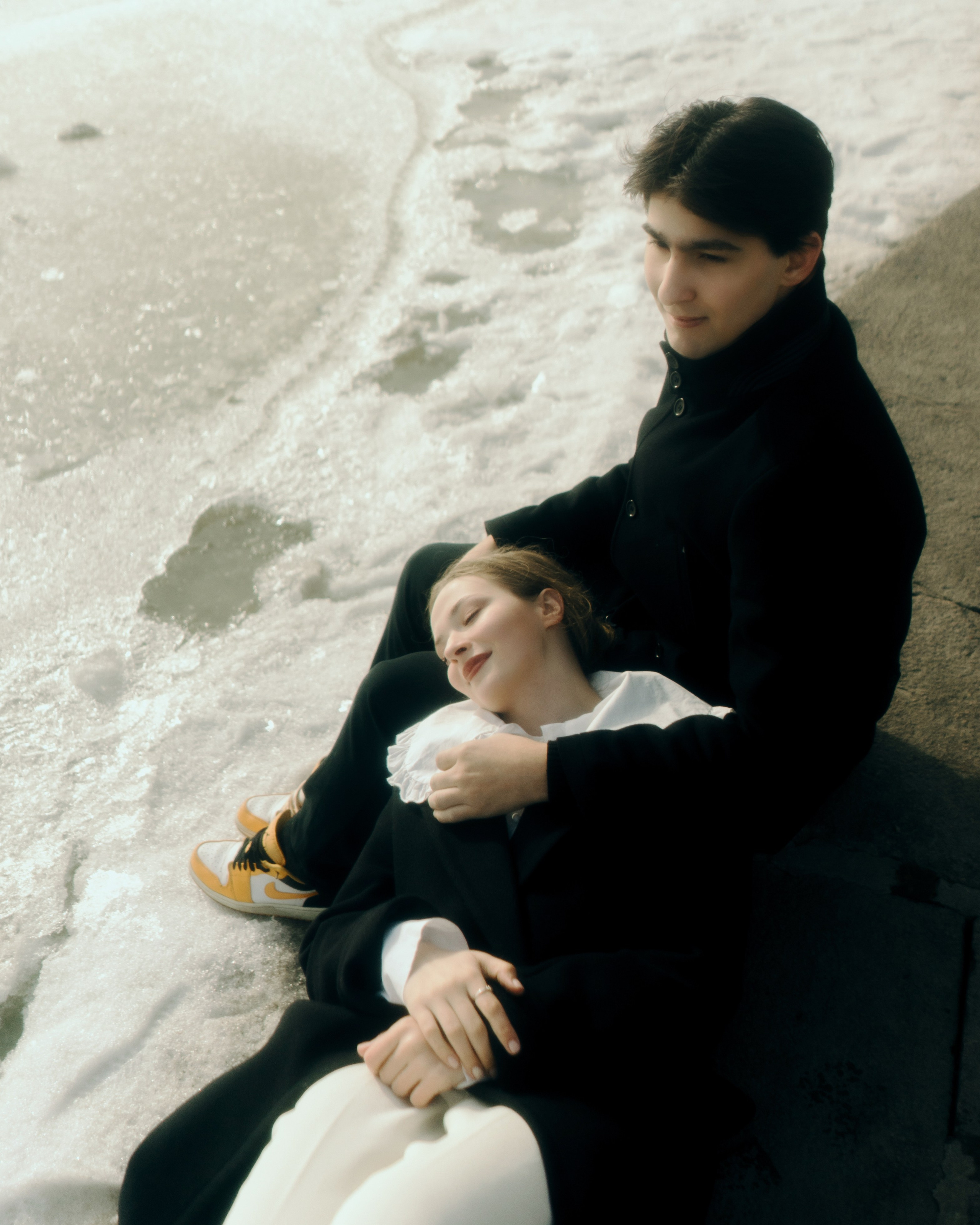 Авторская фотосессия пары у воды в Санкт-Петербурге, нежный портрет влюбленных на фоне льда и набережной, атмосферная love story съемка