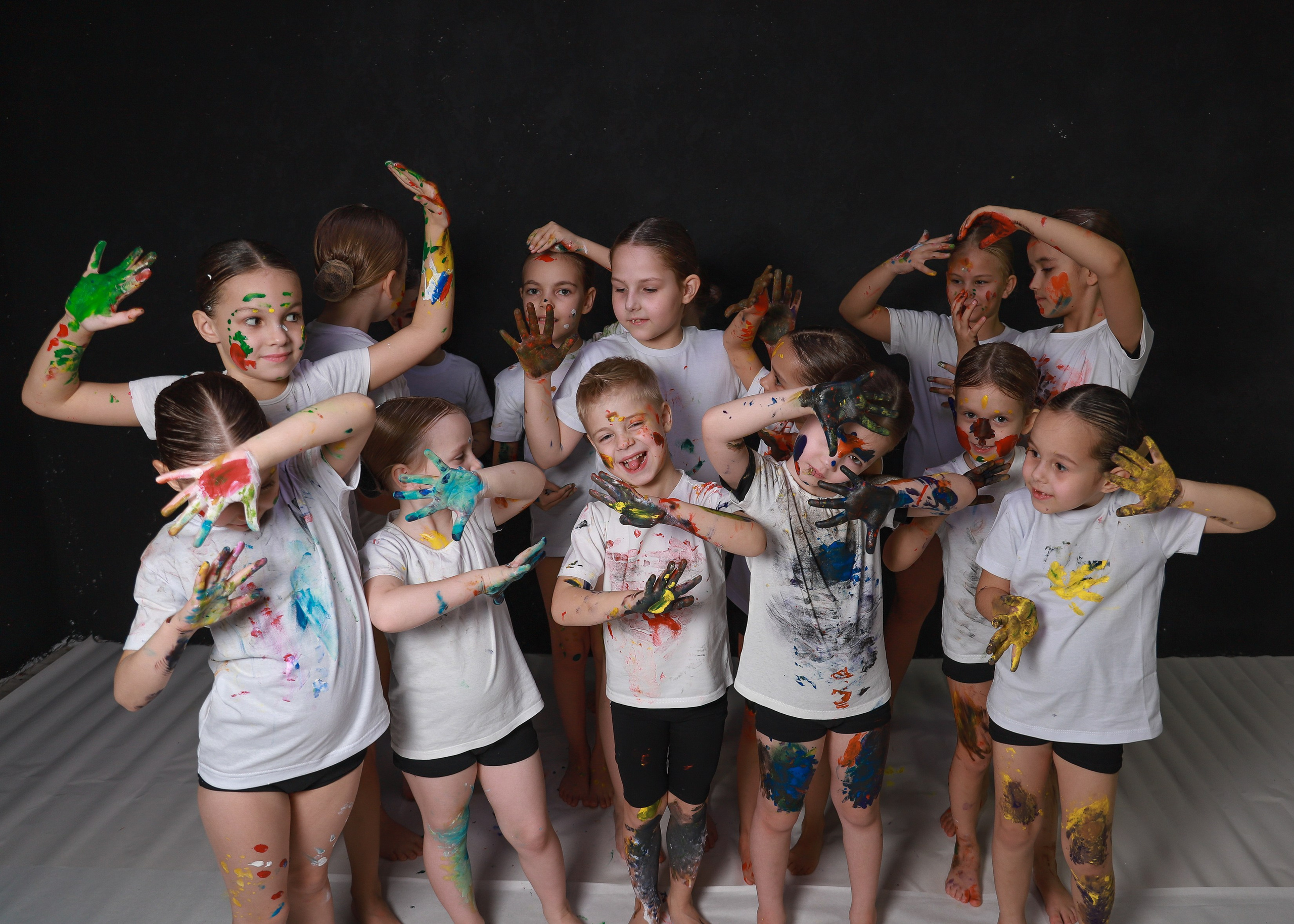 Младшие с красками. Фотограф Юлия Мальцева