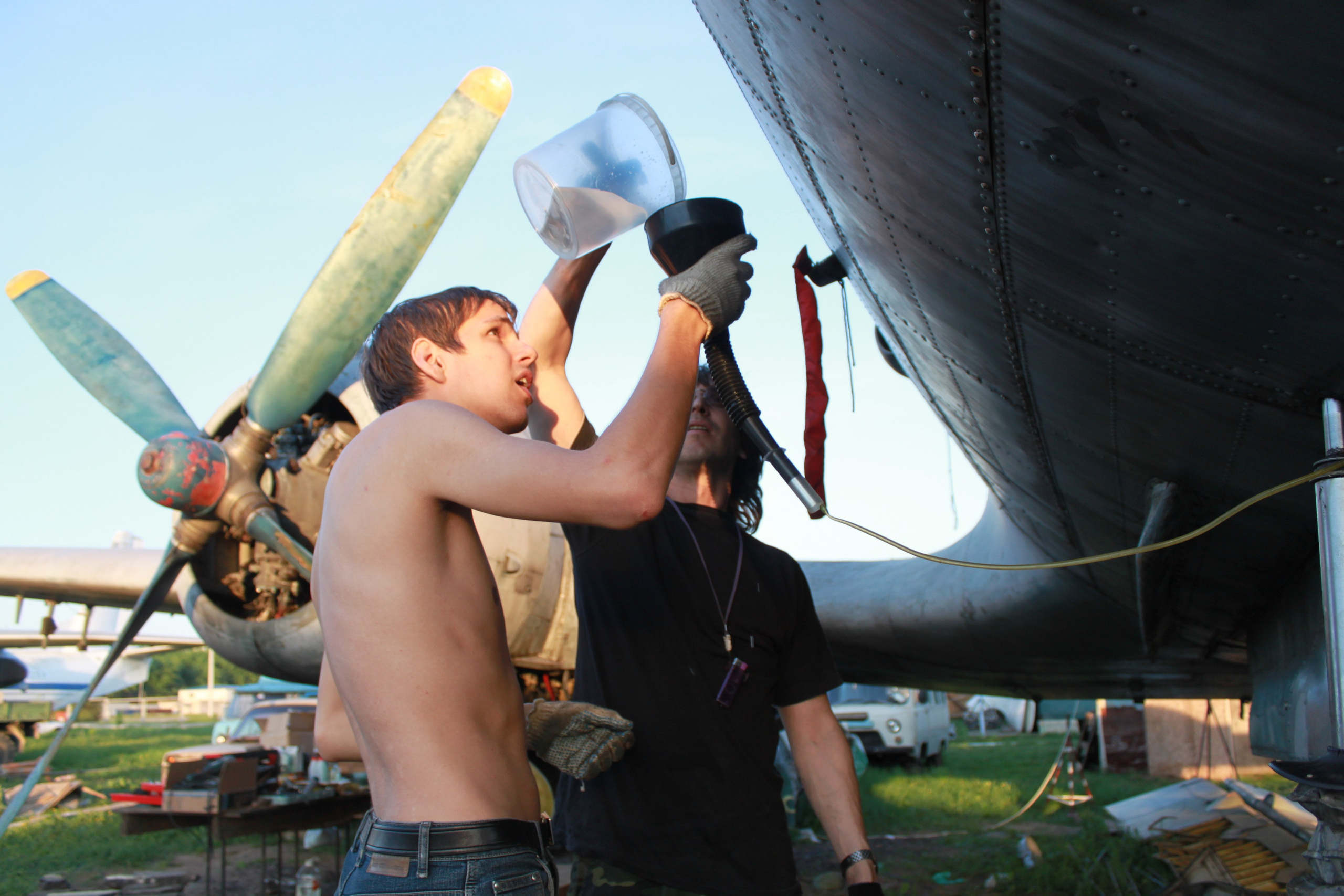 Ил-14Т «Голубая Мечта» работы в Тушино (2011 г.). Фотоальбом показывающий увлекательный мир авиации и мир медведей Андрея Иванова
