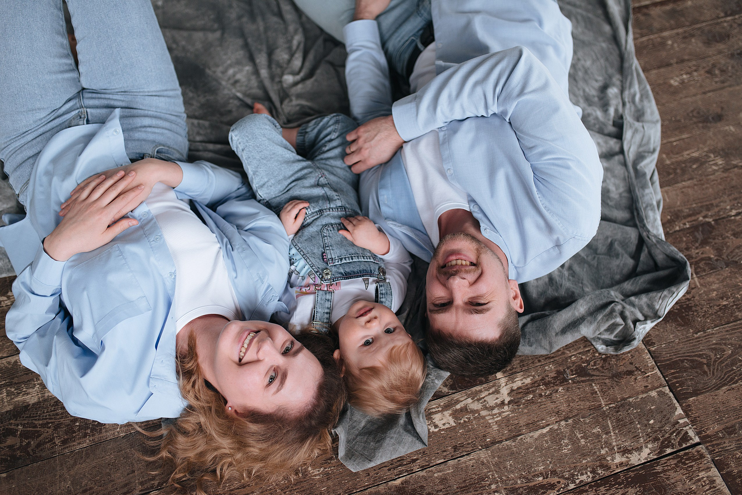 Уютные и теплые семейные фотографии в фотостудии. Семейный фотограф Новосибирск Дарья Едапина. Фотограф Дарья Едапина Новосибирск