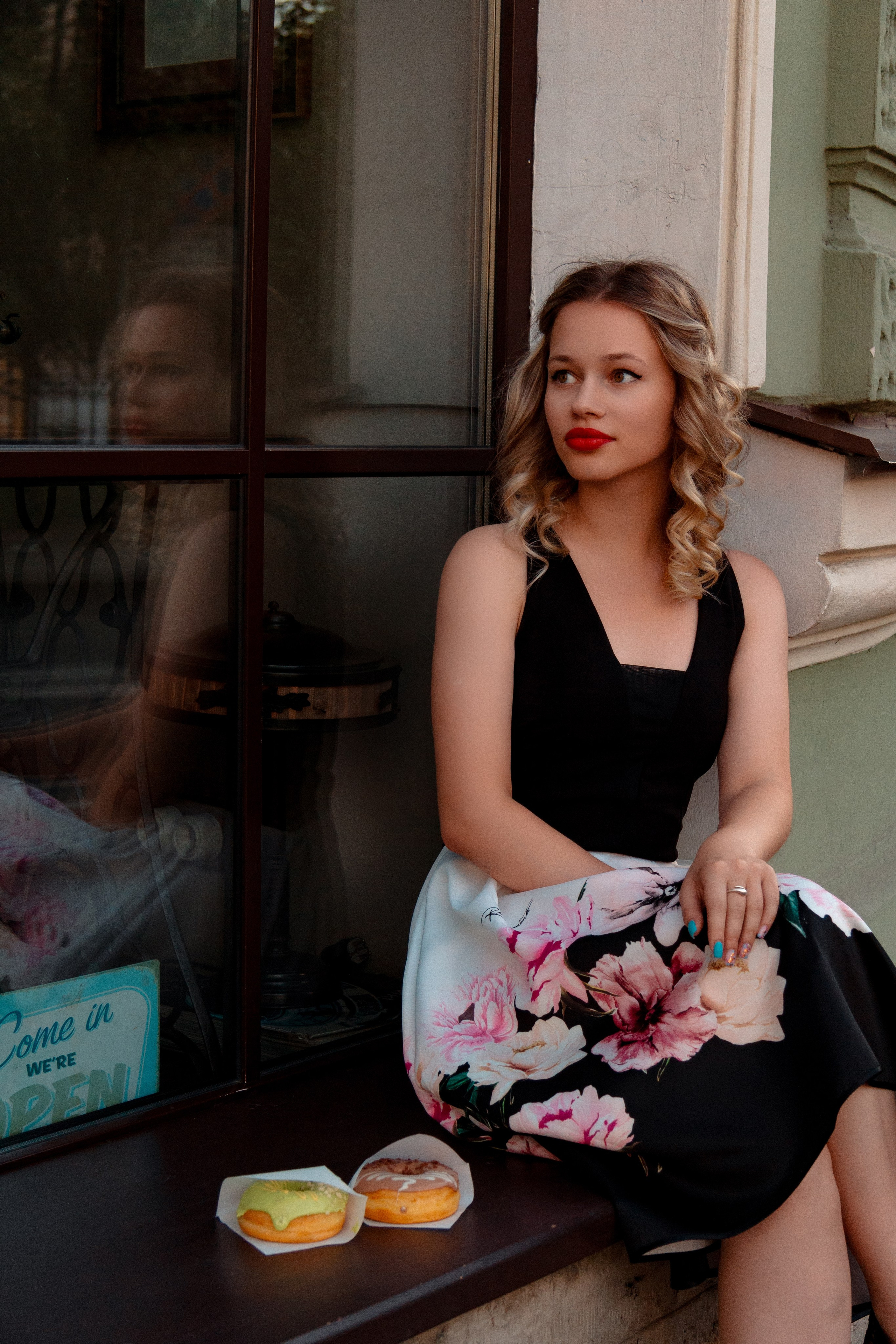 Фотосессия девушки в городе с пончиками 