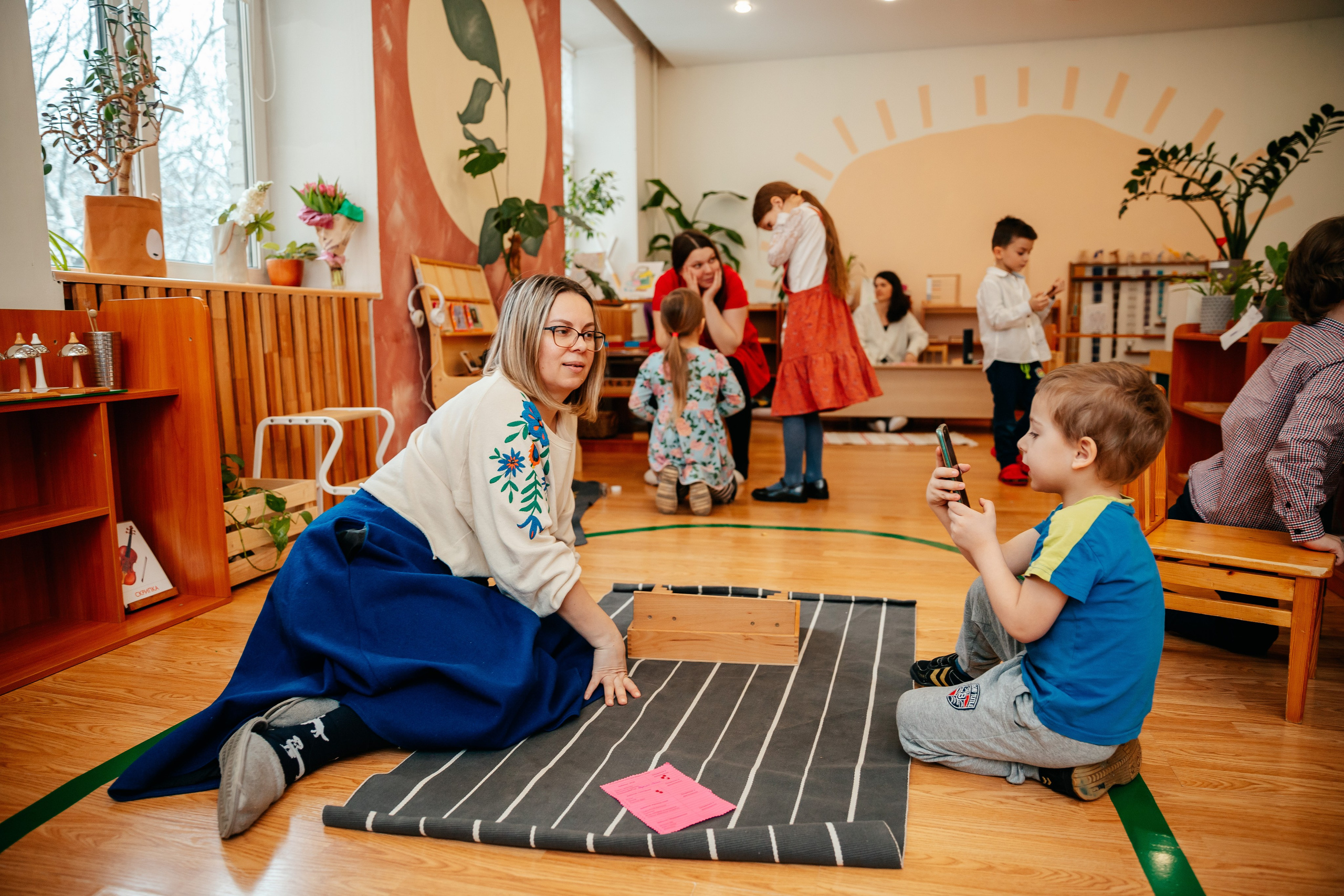 8 марта в Монтессори-саду. Семейный lifestyle фотограф в Санкт-Петербурге Людмила Пахомова