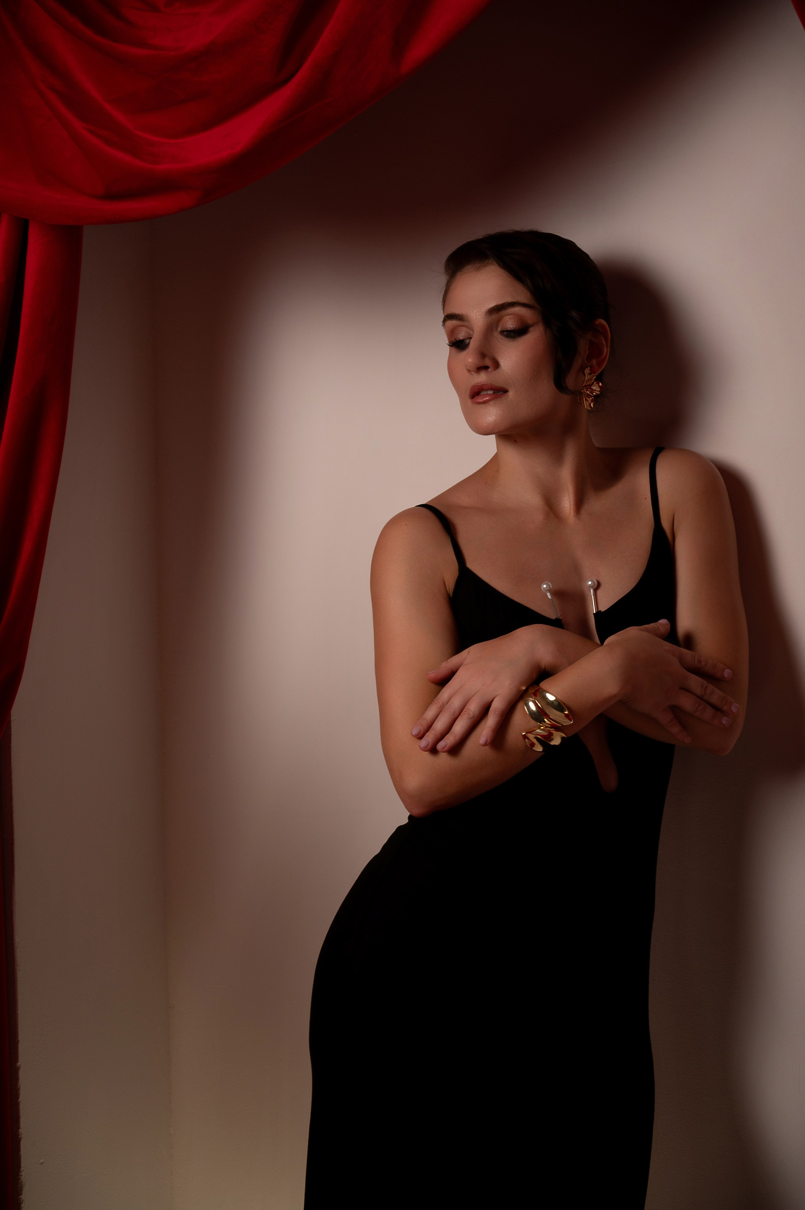 Студийная фотосессия в оригинальном красном исполнении. Женский фотограф Санкт-Петербург Александра Колий