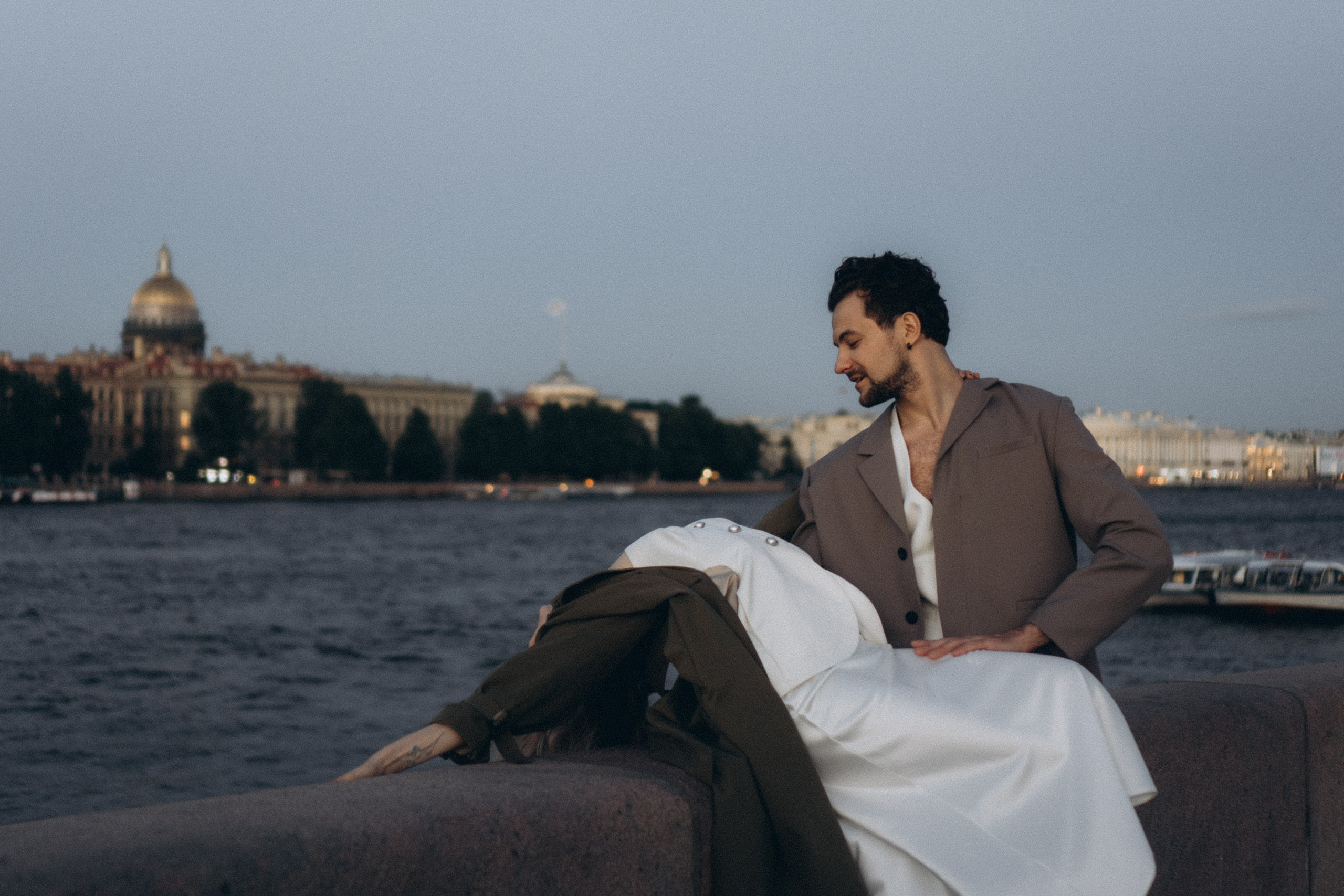 СВАДЕБНАЯ СЬЕМКА ПАРЫ НА РАССВЕТЕ В БЕЛЫЕ НОЧИ И ПРОГУЛКА С РАЗВОДНЫМИ МОСТАМИ И ПИКНИК ВОЗЛЕ ИСАКИЕВСКОГО СОБОРА. Профессиональный фотограф, Санкт-Петербург — Виктория Богомолова