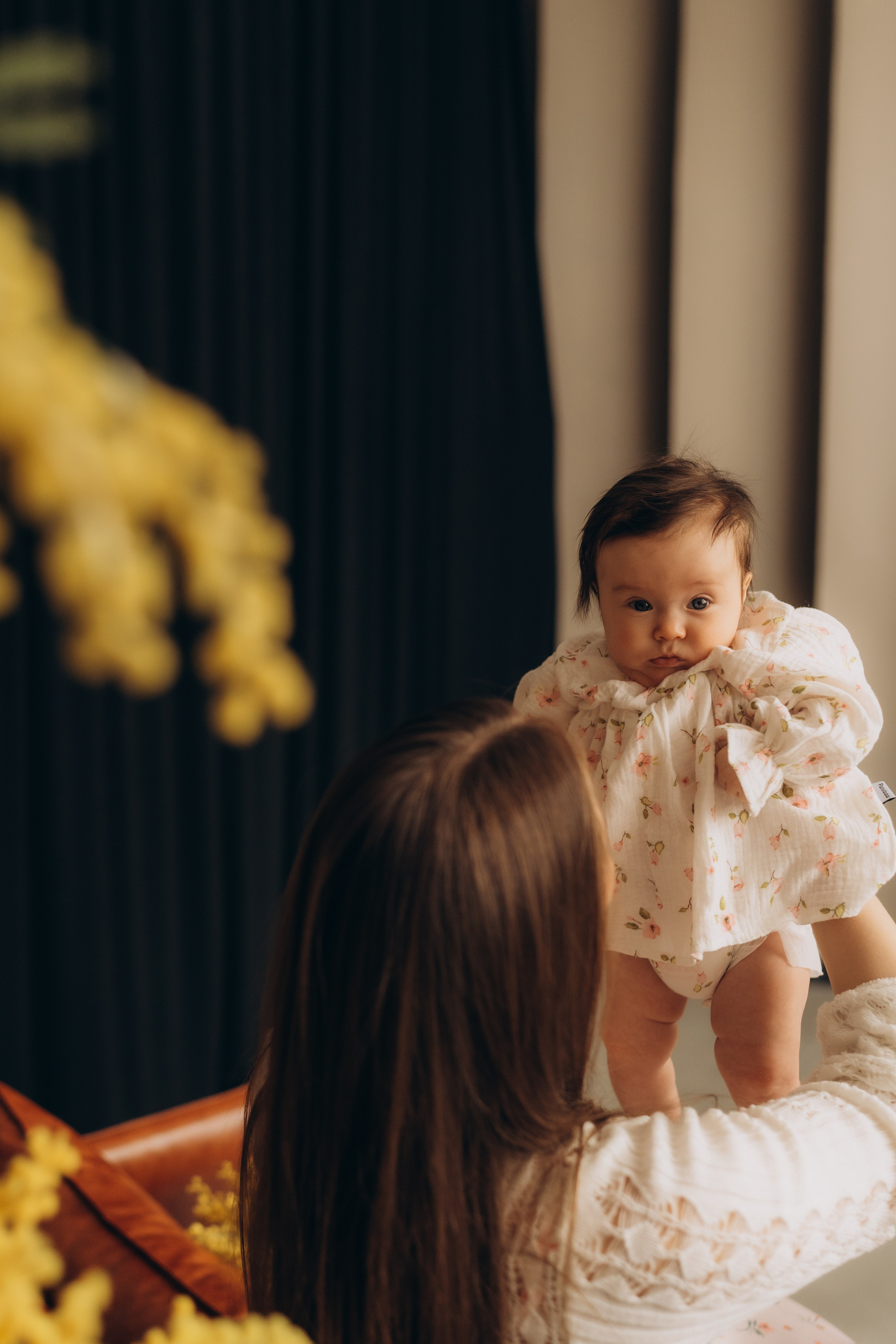 Мама с дочкой и мимозы. Семейный фотограф в Казани