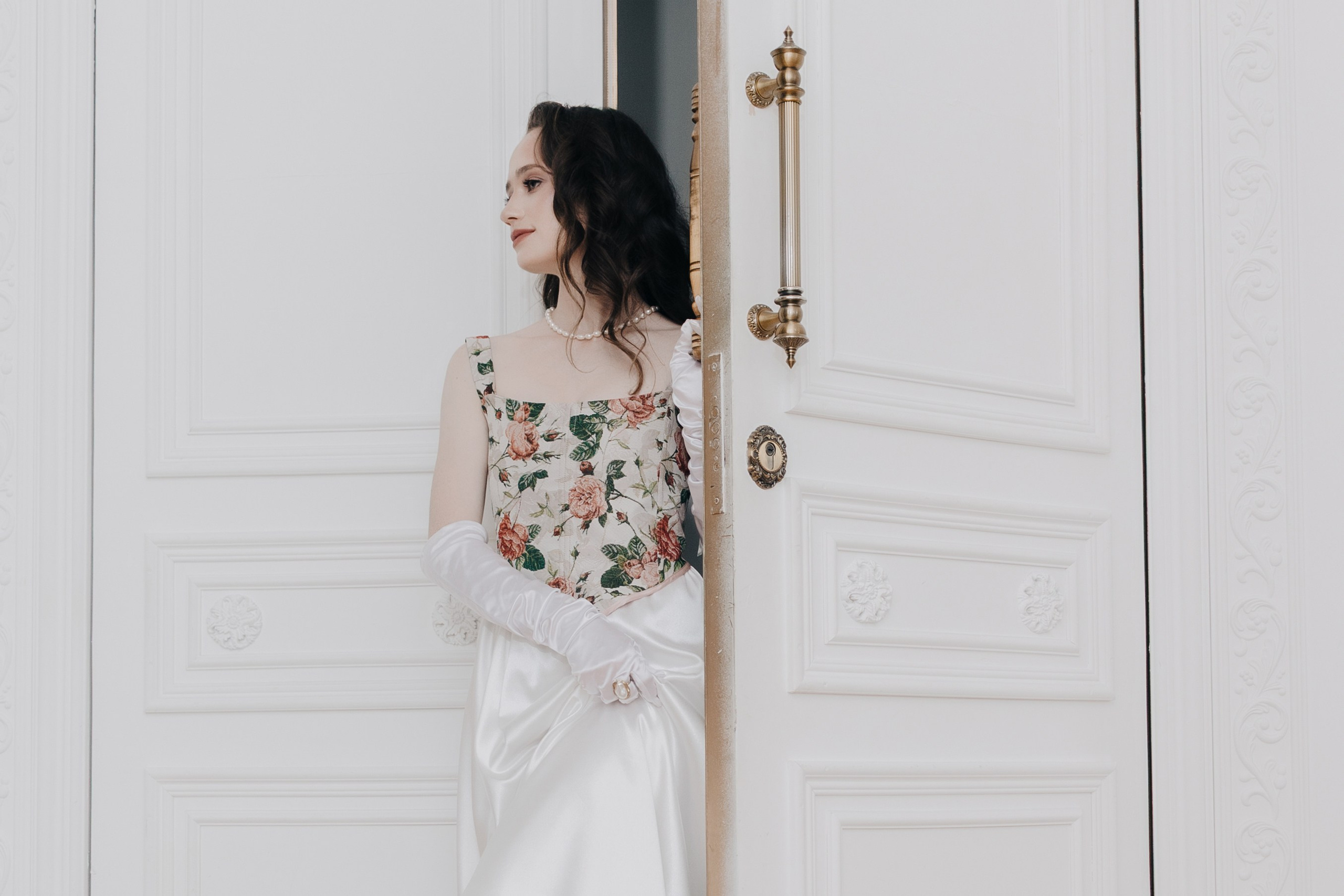 Фотограф Александра Овечкина Пенза: девушка кокетливо выглядывает из-за белой классической двери.