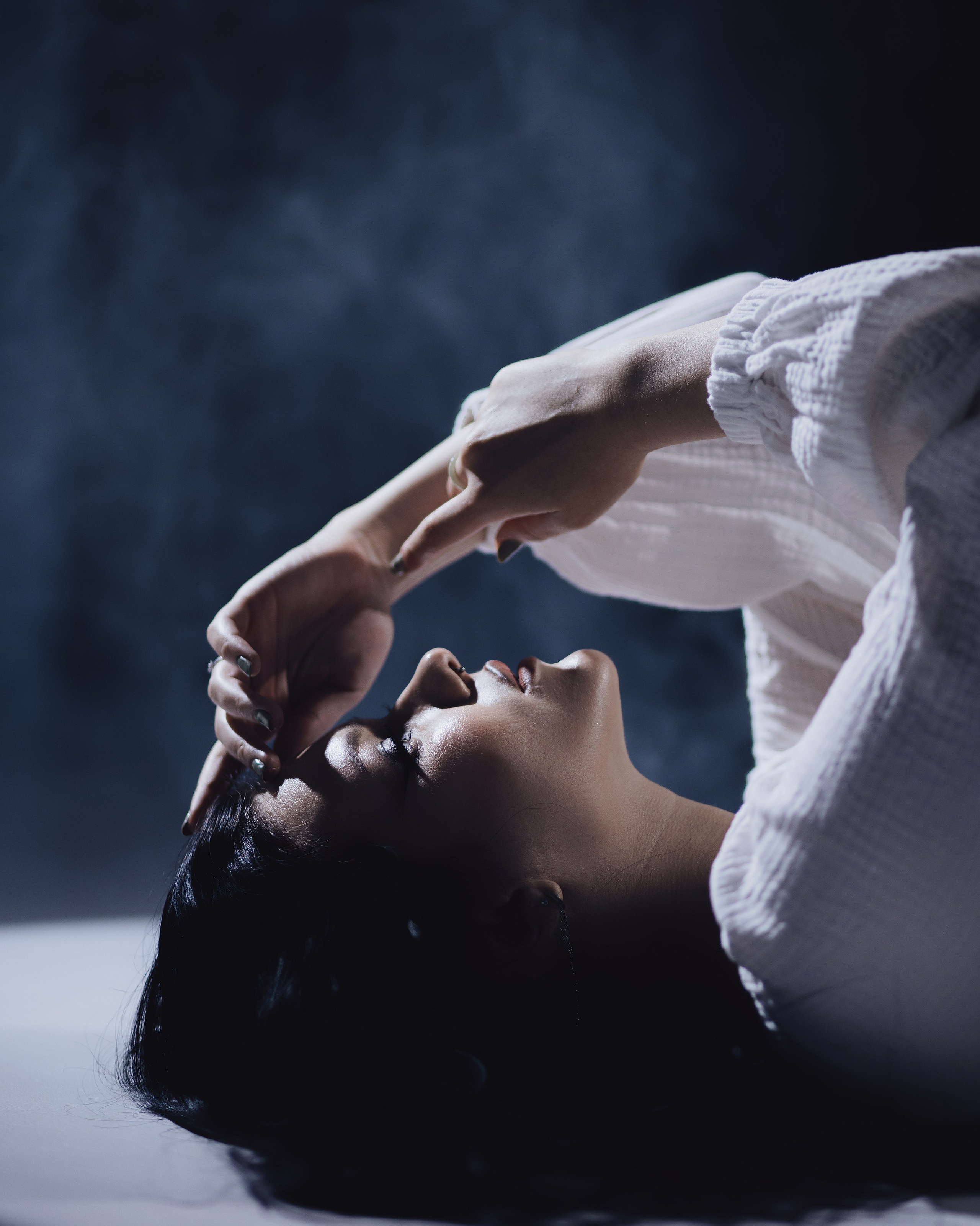 Фотограф Александра Овечкина (Пенза): лежащая модель в дымке, мечтательный и меланхоличный образ в стиле нуар.