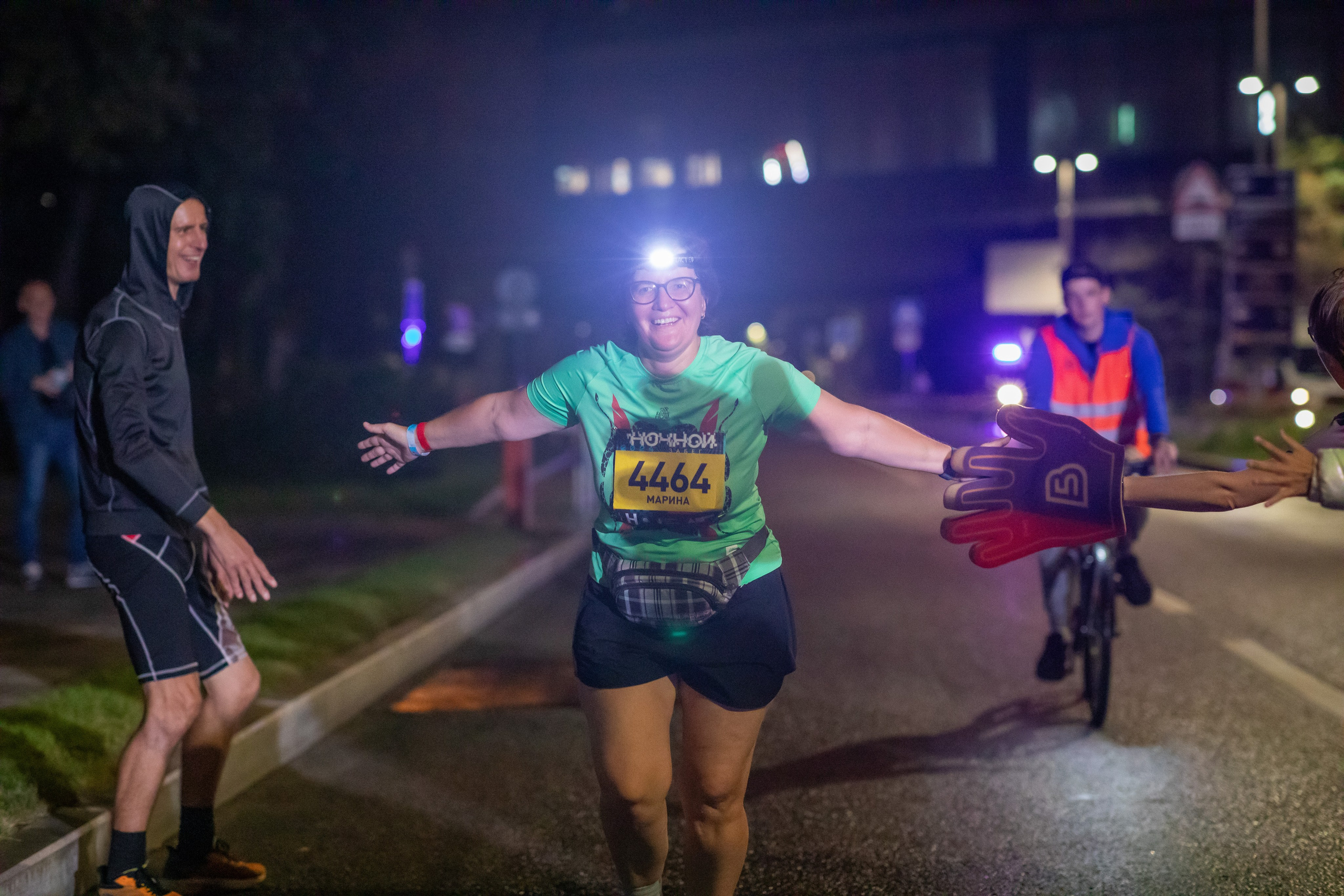 Ночной забег в ленте фотографий бегунов 03.08.24. Фотограф Сергей Ловкий