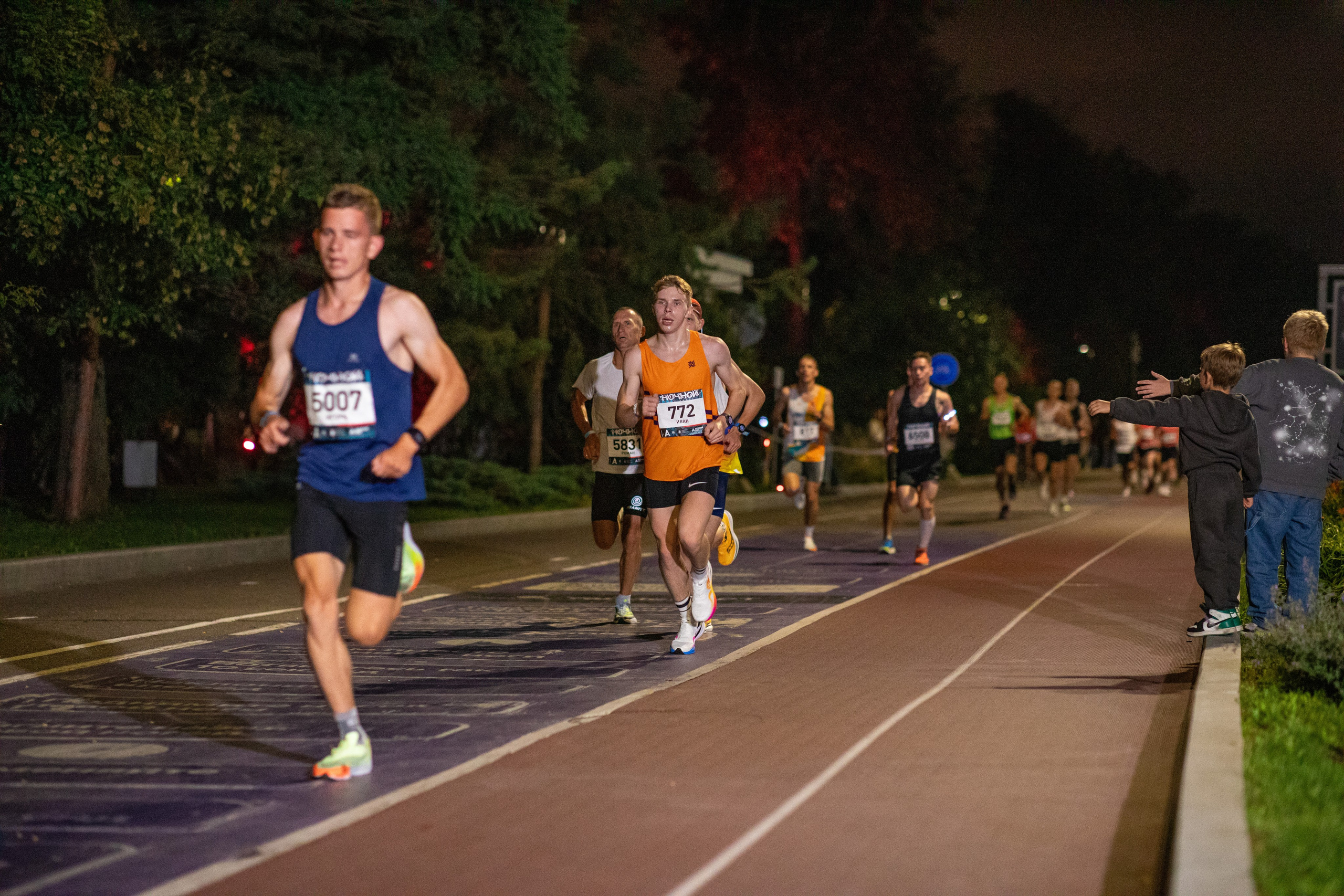 Ночной забег в ленте фотографий бегунов 03.08.24. Фотограф Сергей Ловкий