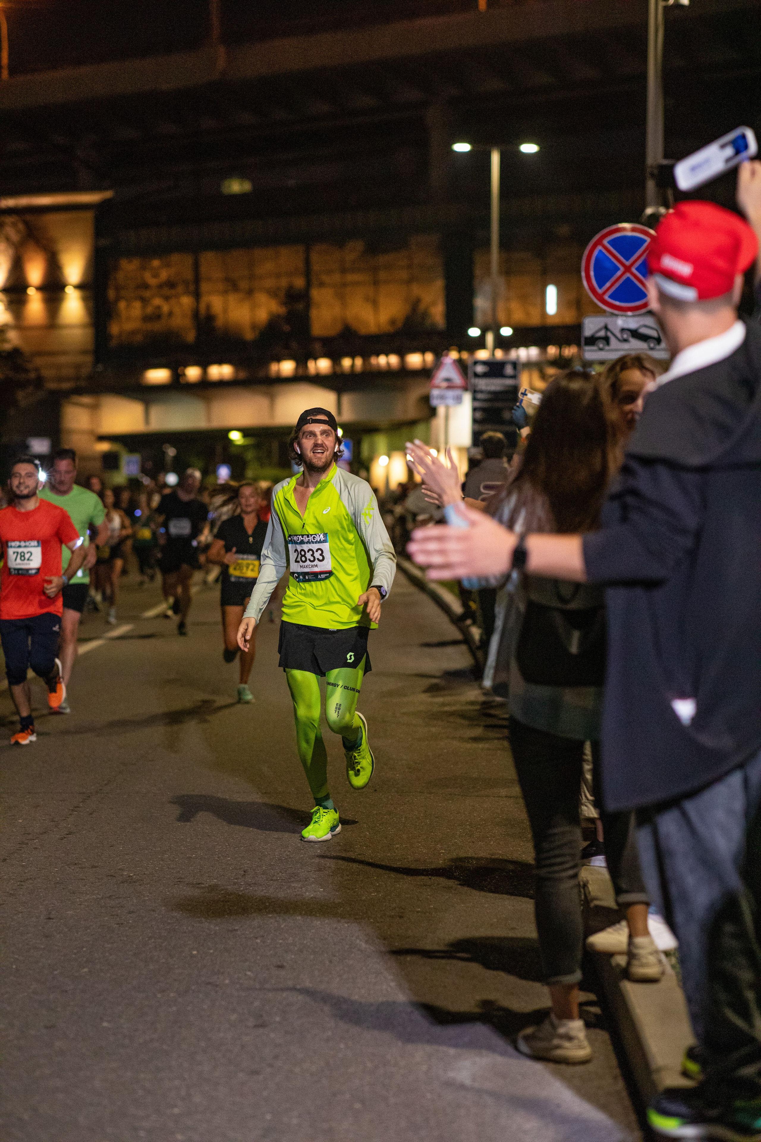 Ночной забег в ленте фотографий бегунов 03.08.24. Фотограф Сергей Ловкий