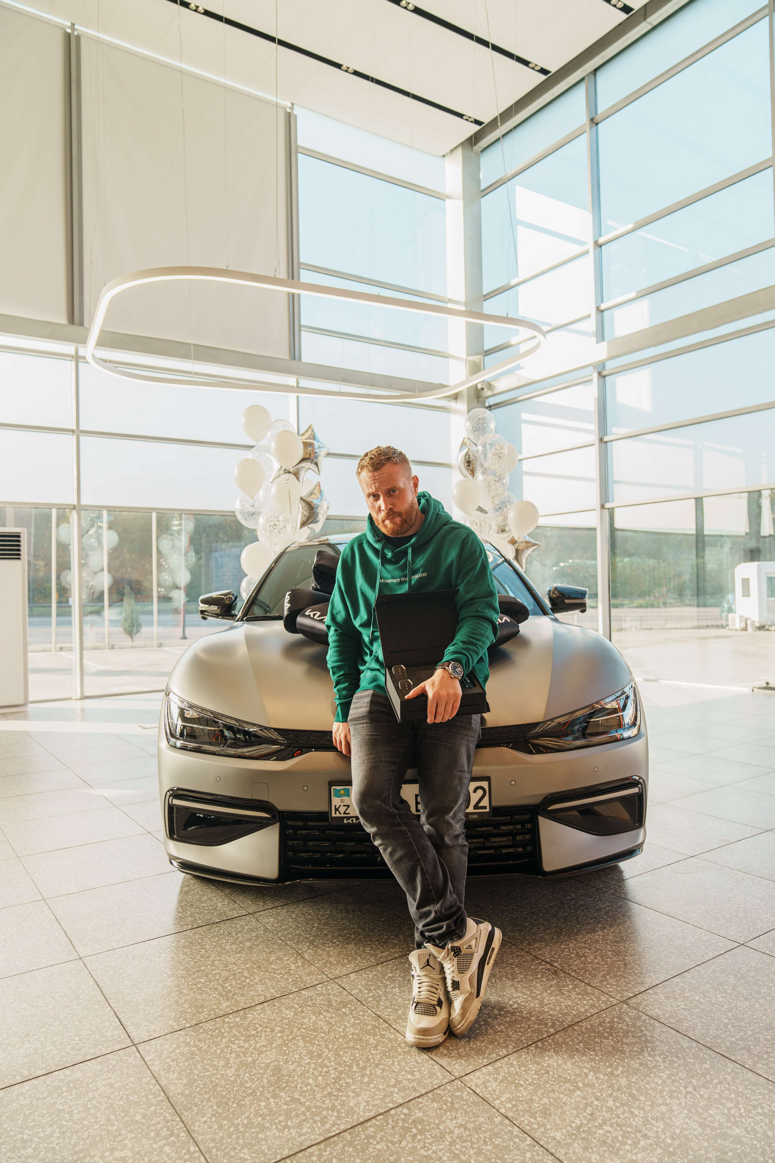 Kia EV6 Вручение Евгений Чебаткову. Фотограф TAULAN_1