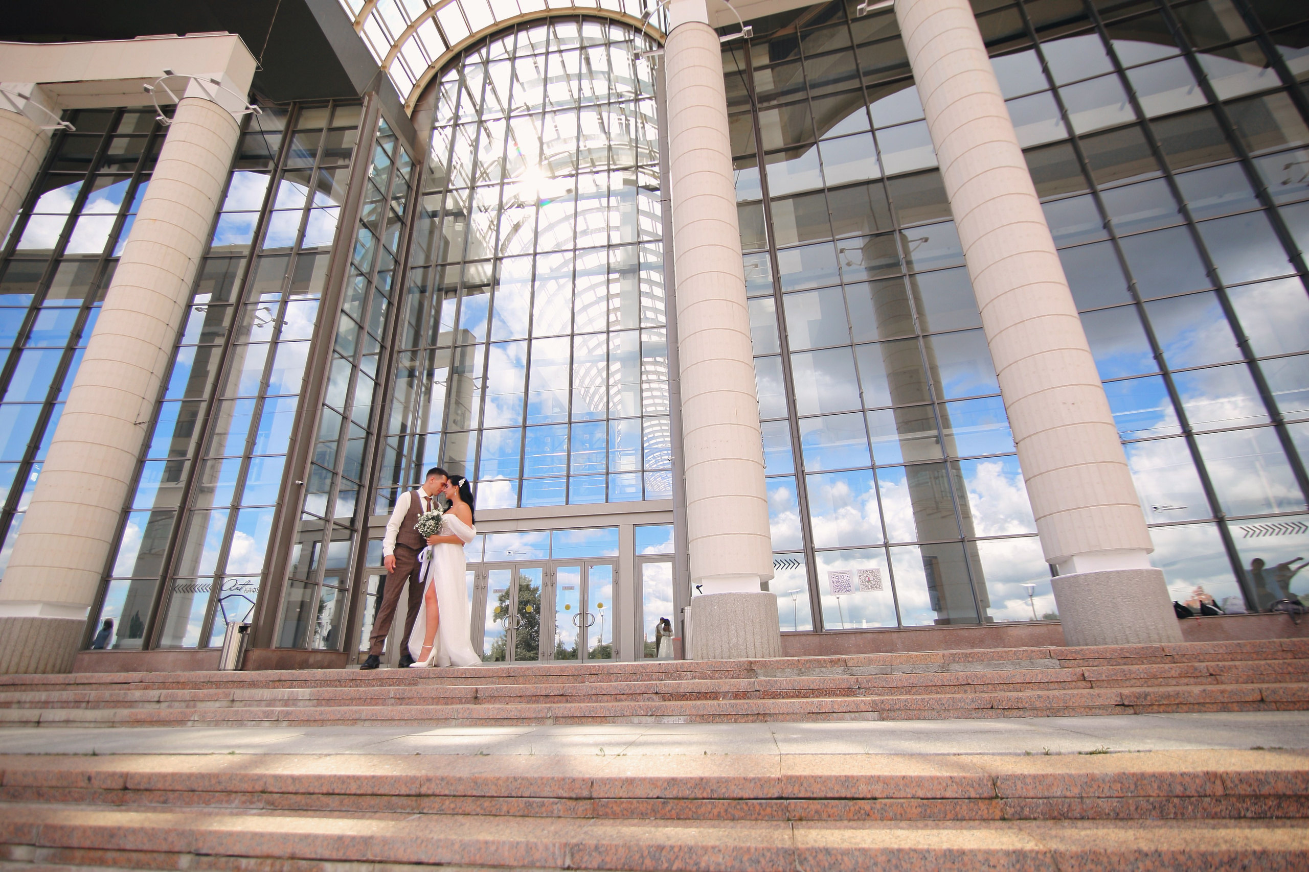 Съемка пары Марии и Ильи, гуляющих по городу. Свадебный и репортажный фотограф в Ярославле и Санкт-Петербурге Роман Микрюков