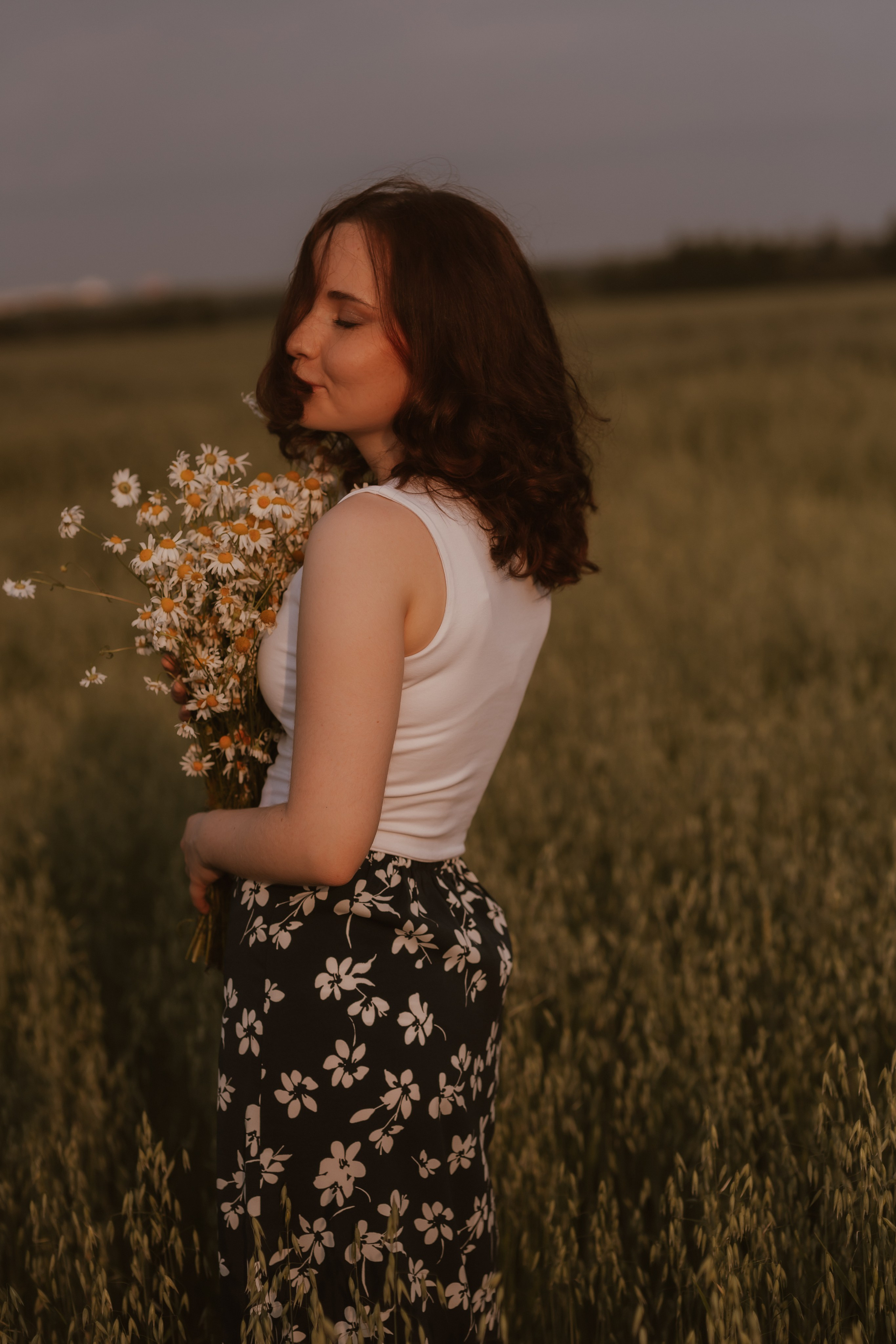 Фотосессия девушек подружек в поле. Свадебный и репортажный фотограф в Ярославле и Санкт-Петербурге Роман Микрюков