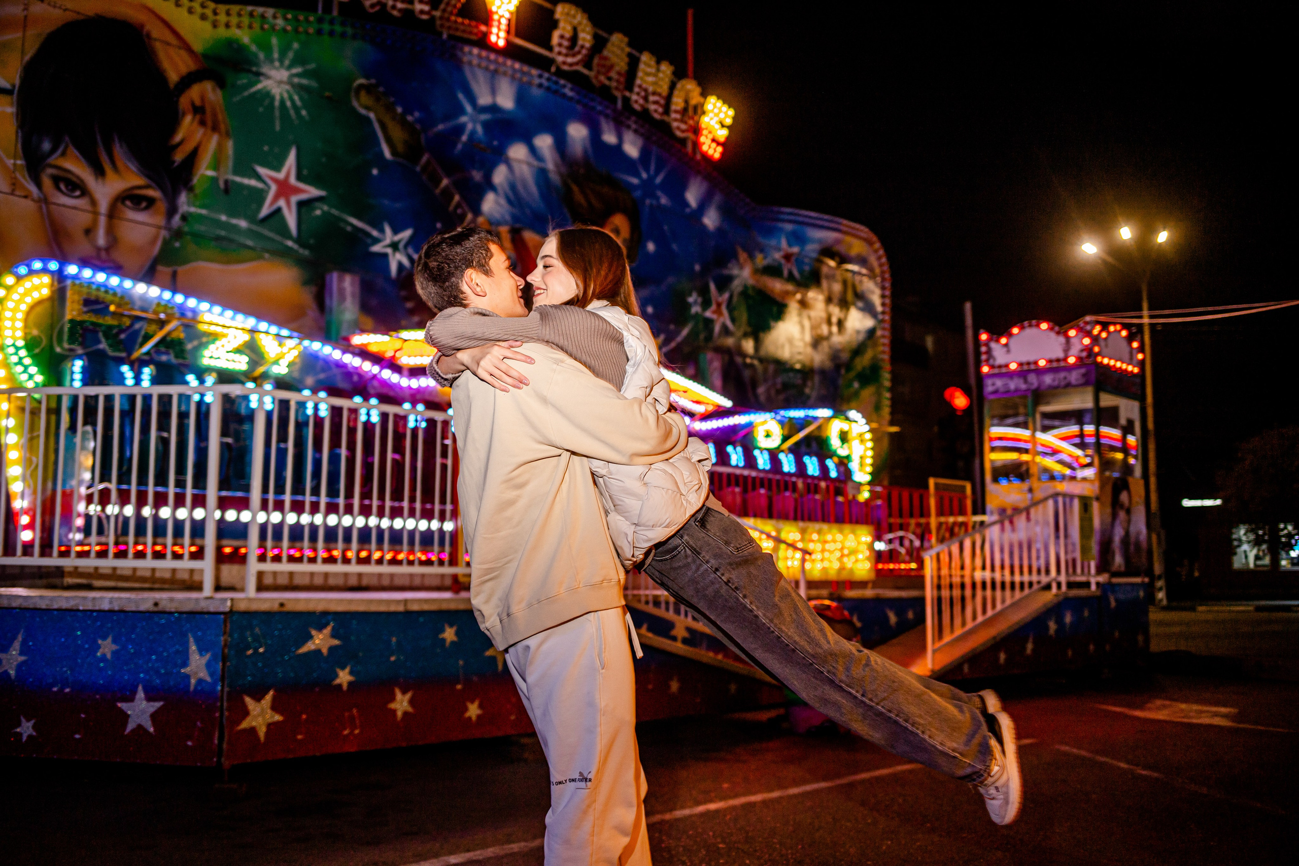 Любовь в парке аттракционов. Свадебный фотограф Кропоткин Краснодар