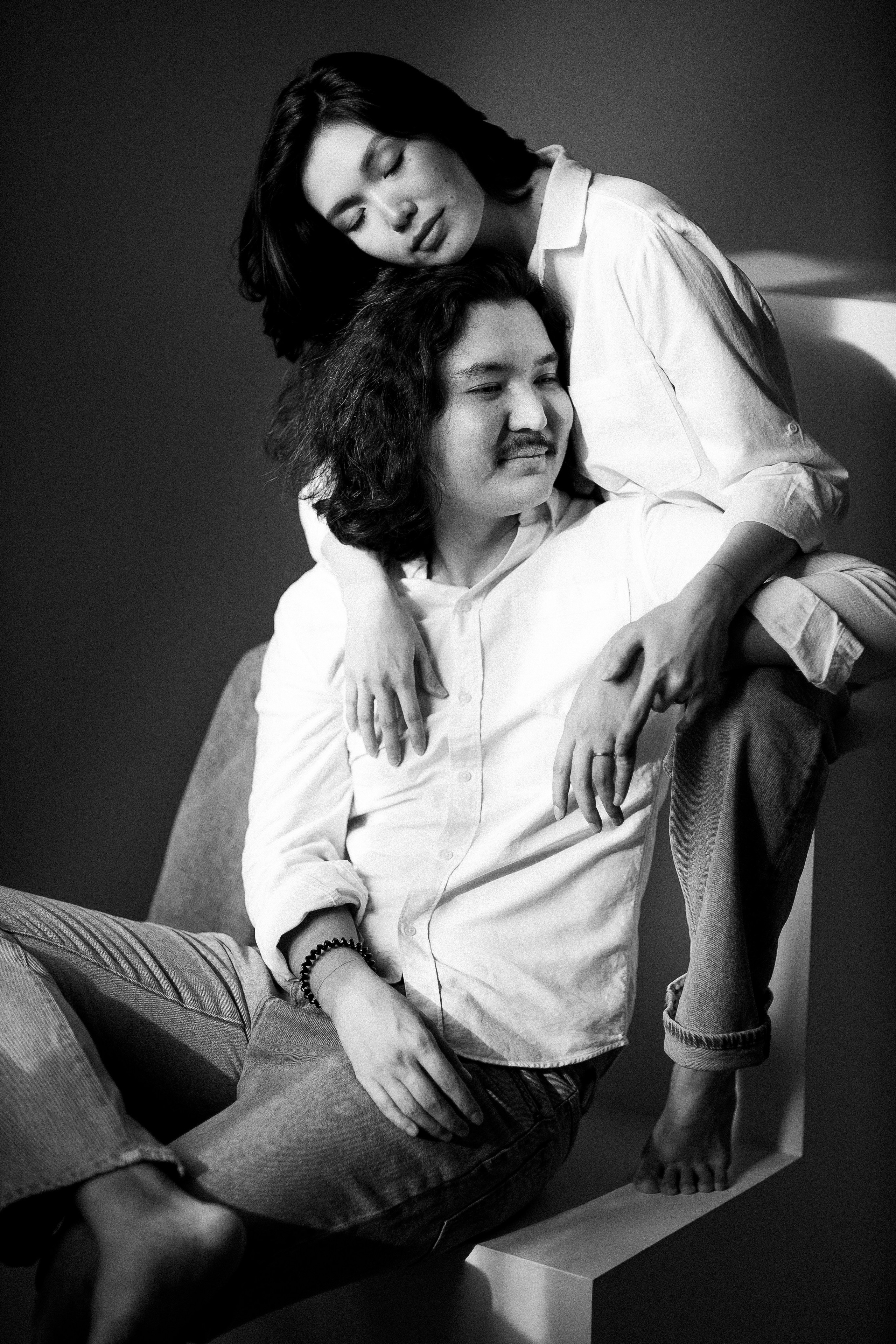 Парная фотосессия на белом фоне. Свадебный и семейный фотограф в Алматы Алексей Балышев