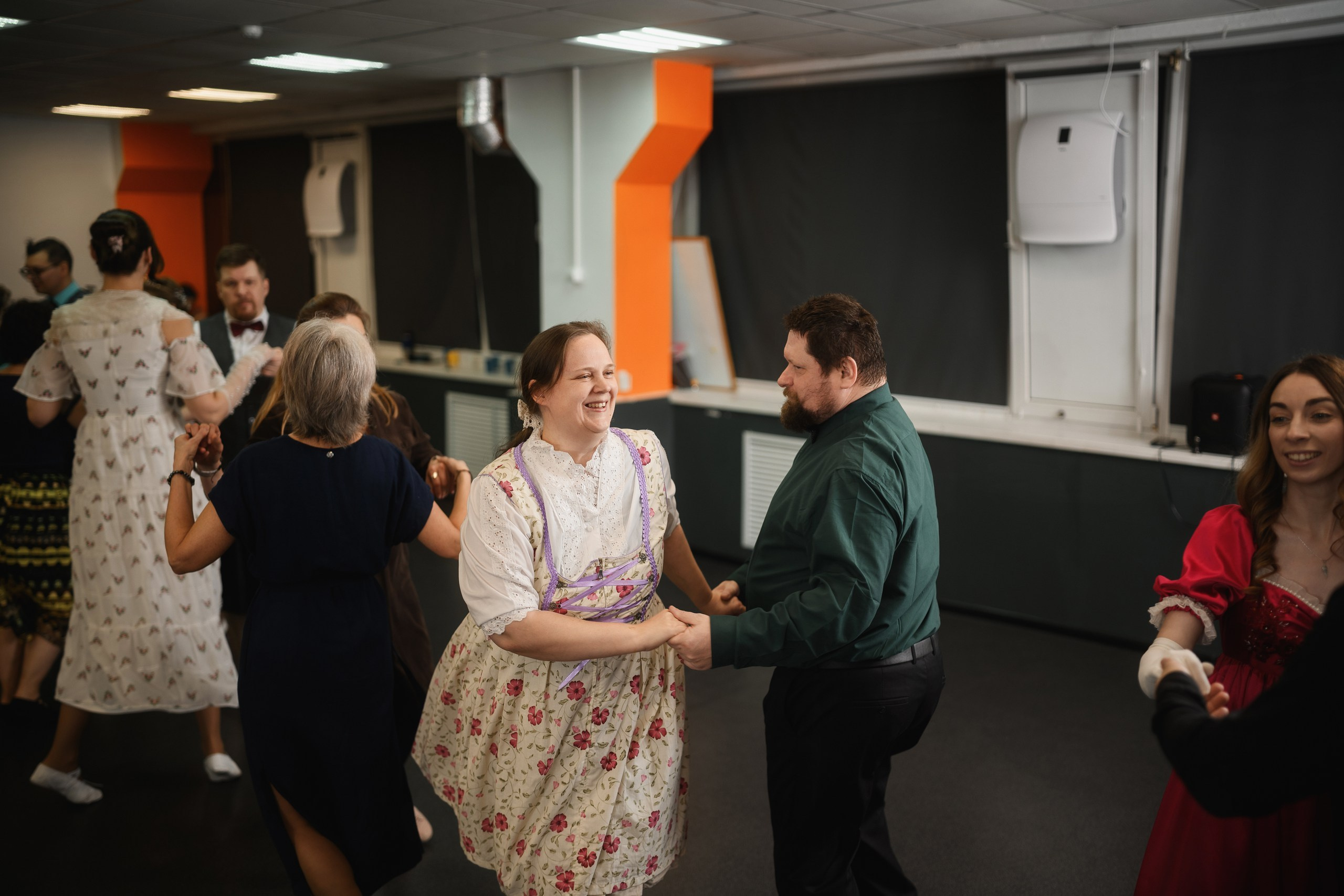 Групповое занятие по фольклорным танцам в танцевальной студии. Фотосъёмка танцевального занятия и обучения народным танцам