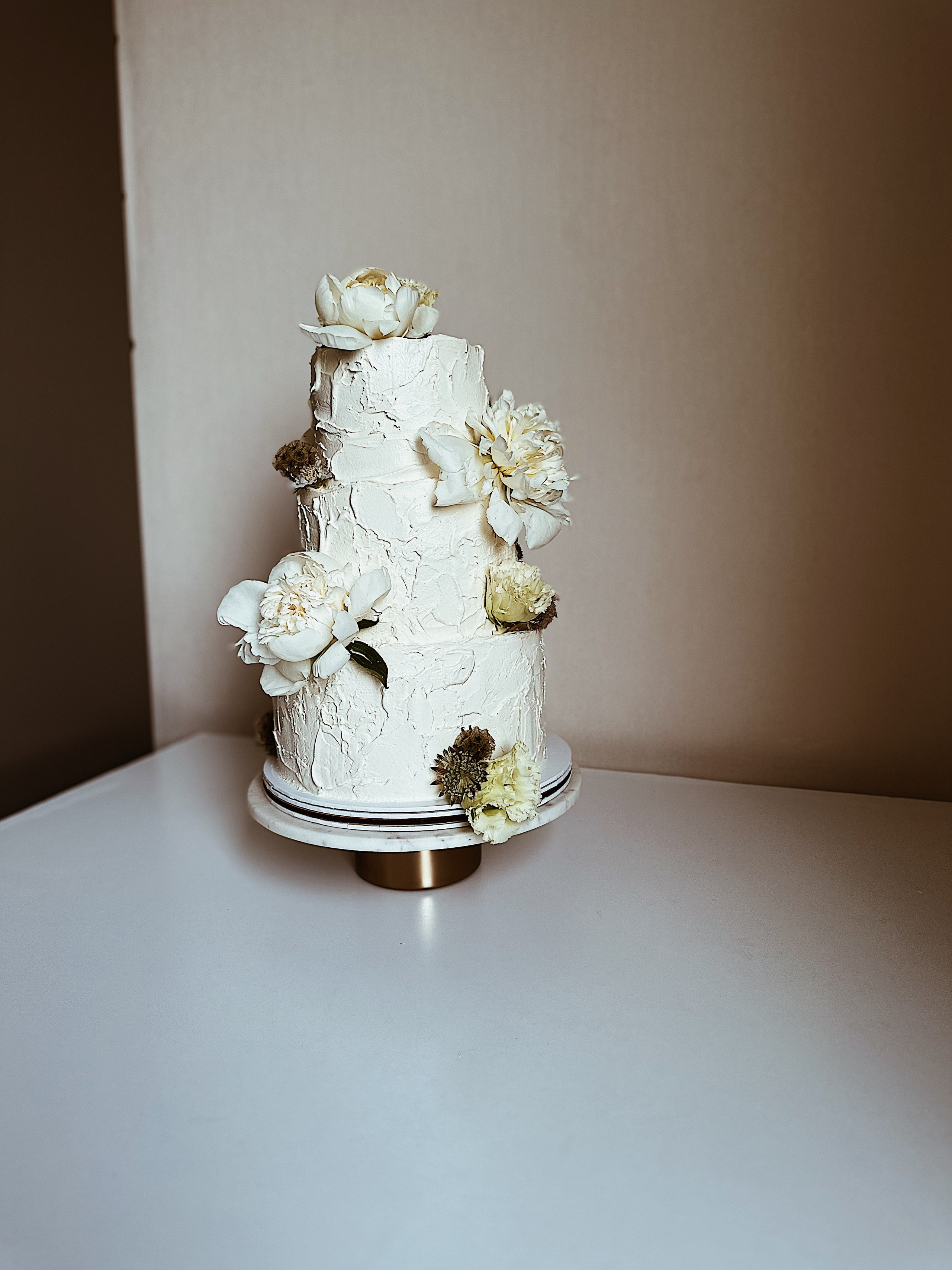 Торт с живыми цветами. Арт-кондитер в Москве Маша Шафран