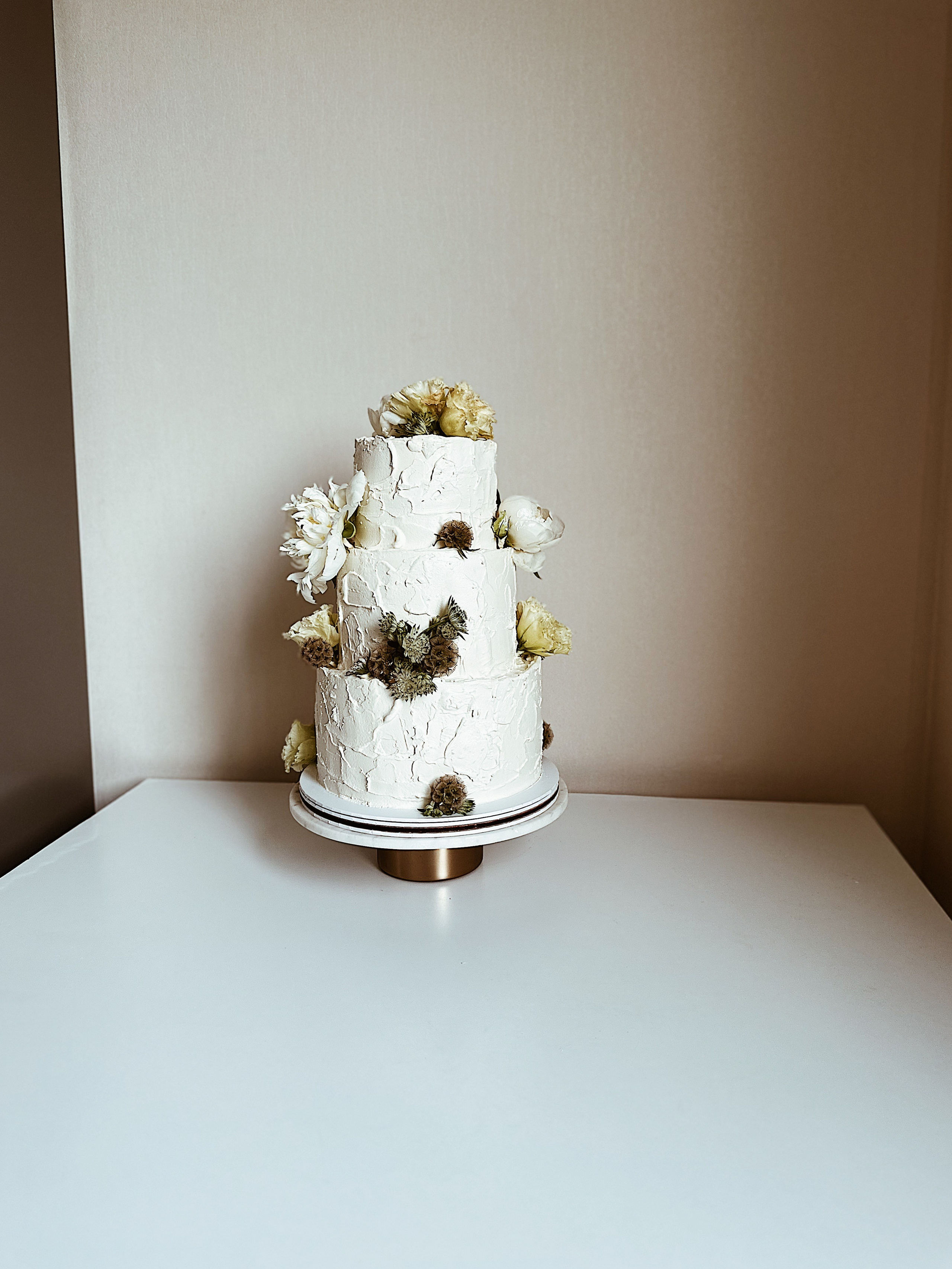 Торт с живыми цветами. Арт-кондитер в Москве Маша Шафран