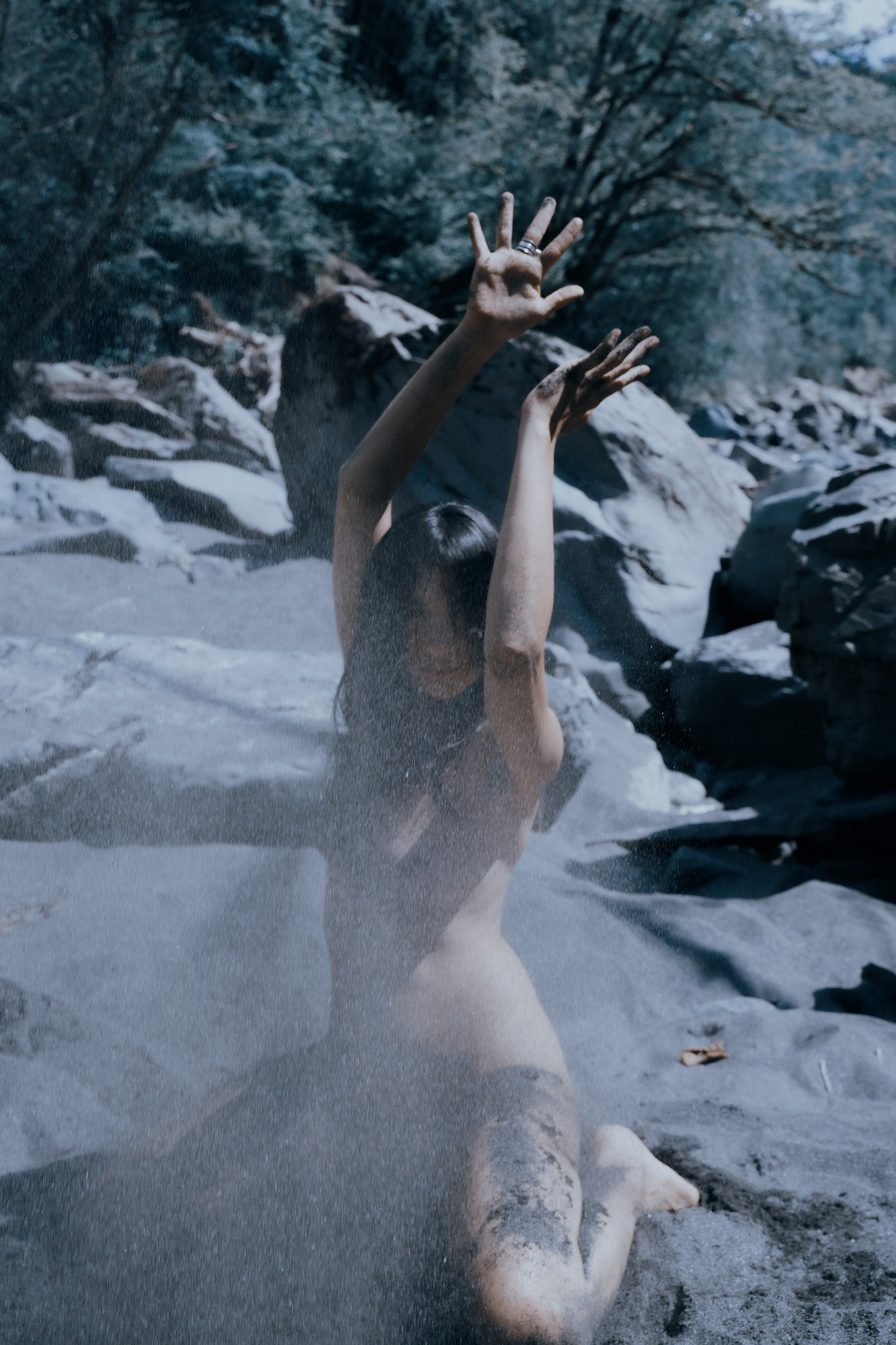 Девушка кидает песок 