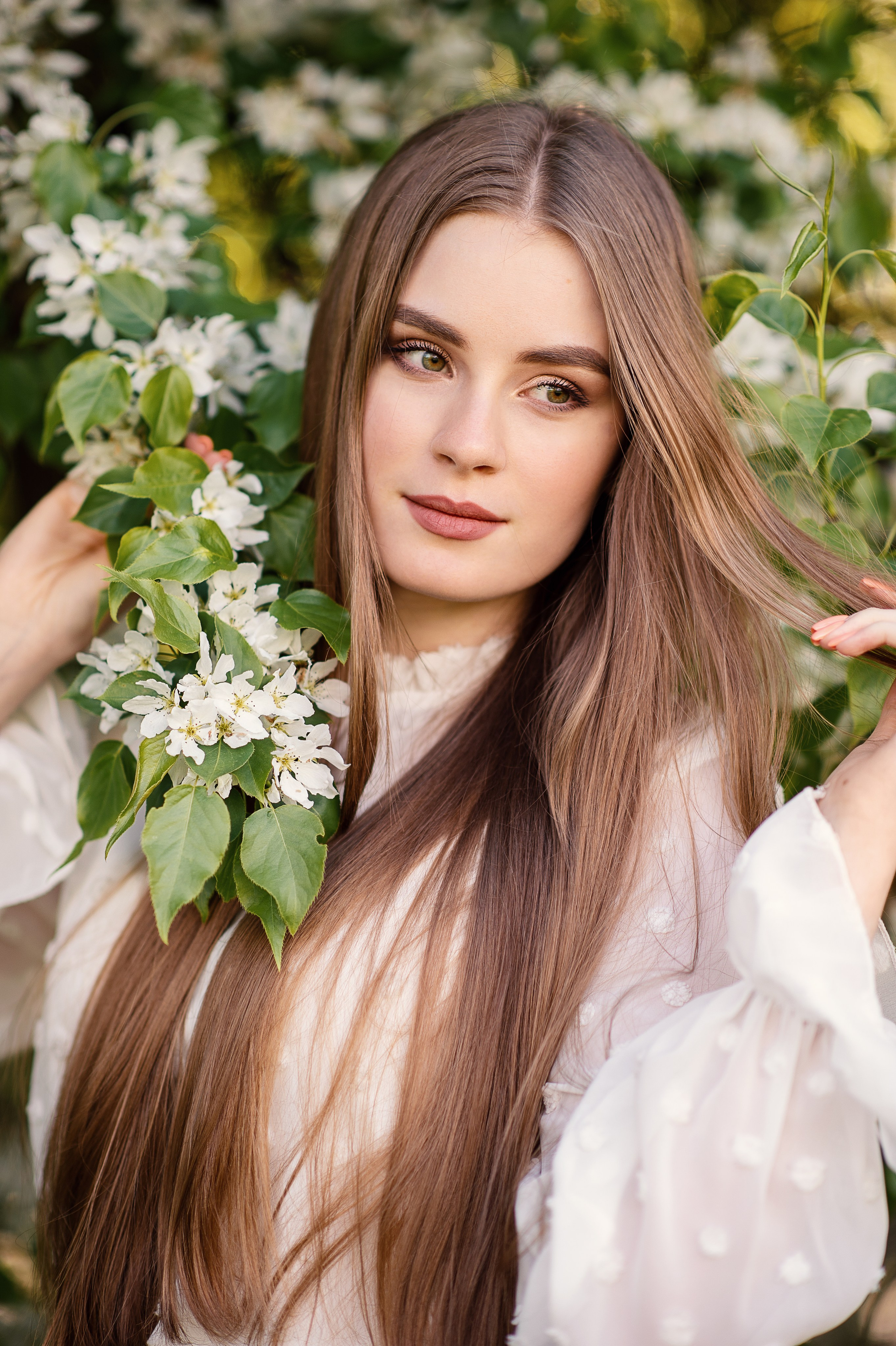 красивая молодая девушка на фоне цветущей яблони