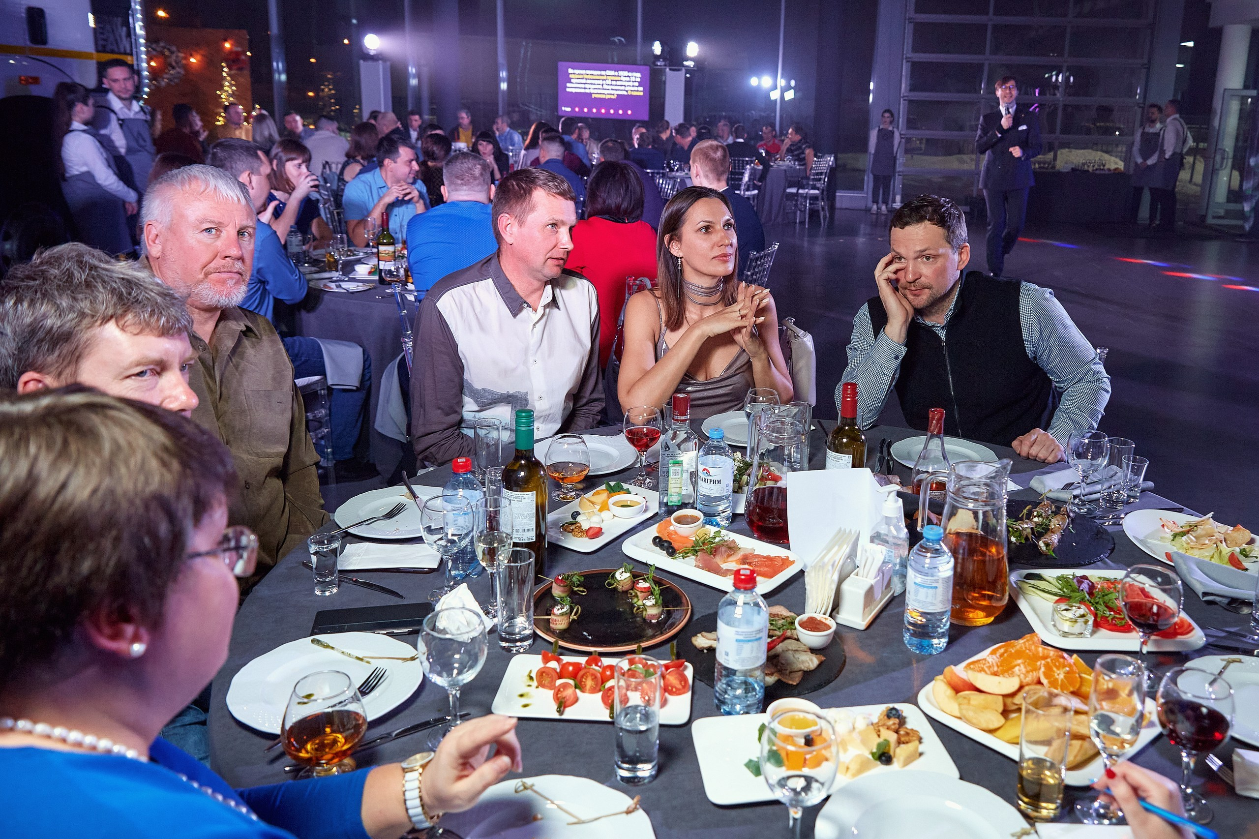 Транс-Инвест / Новогодний корпоратив на территории автосалона. Антон Артюшин, портретный фотограф. Москва