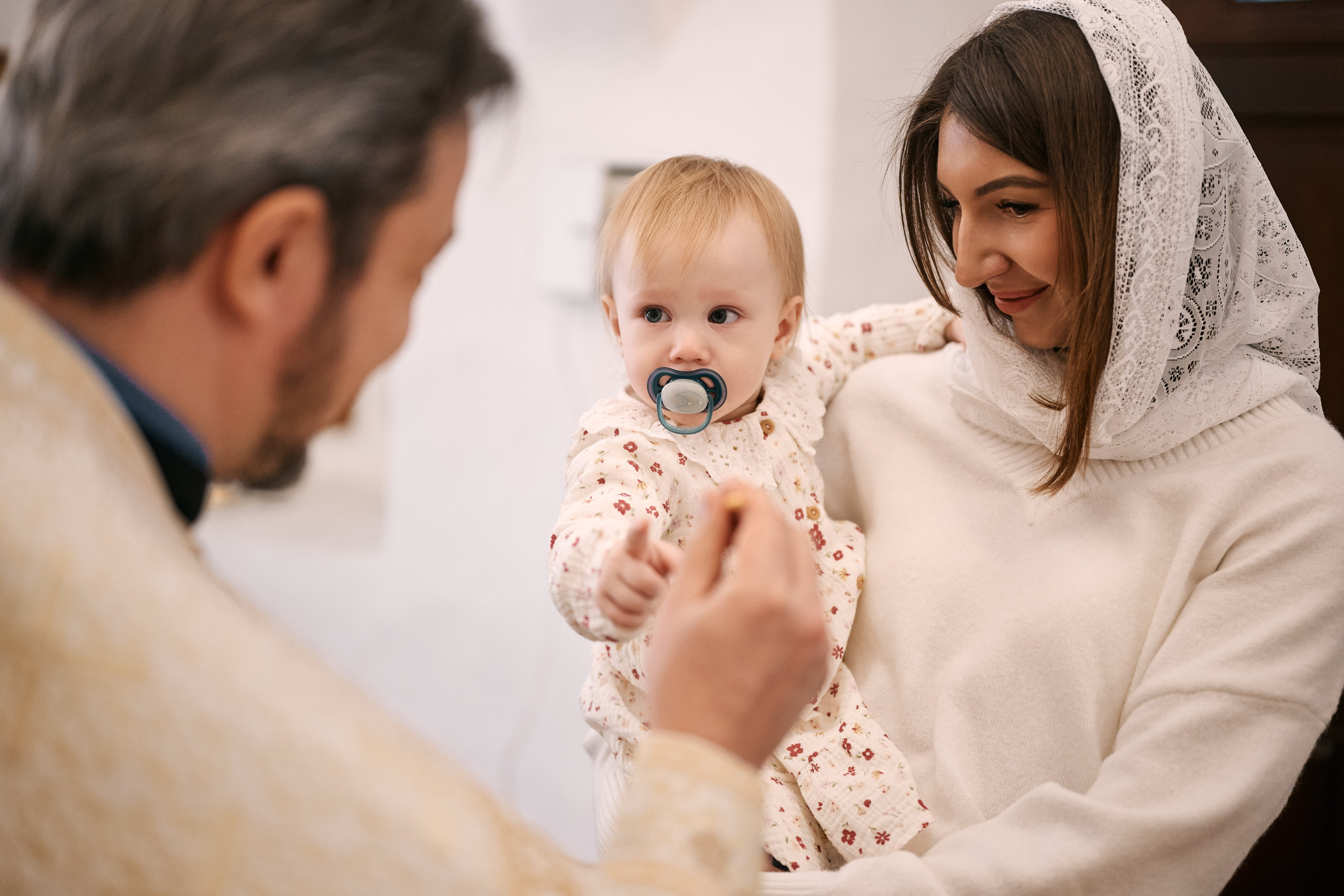 Крещение в храме Преполовения Пятидесятницы во Пскове. Свадебный фотограф Надежда Максимова