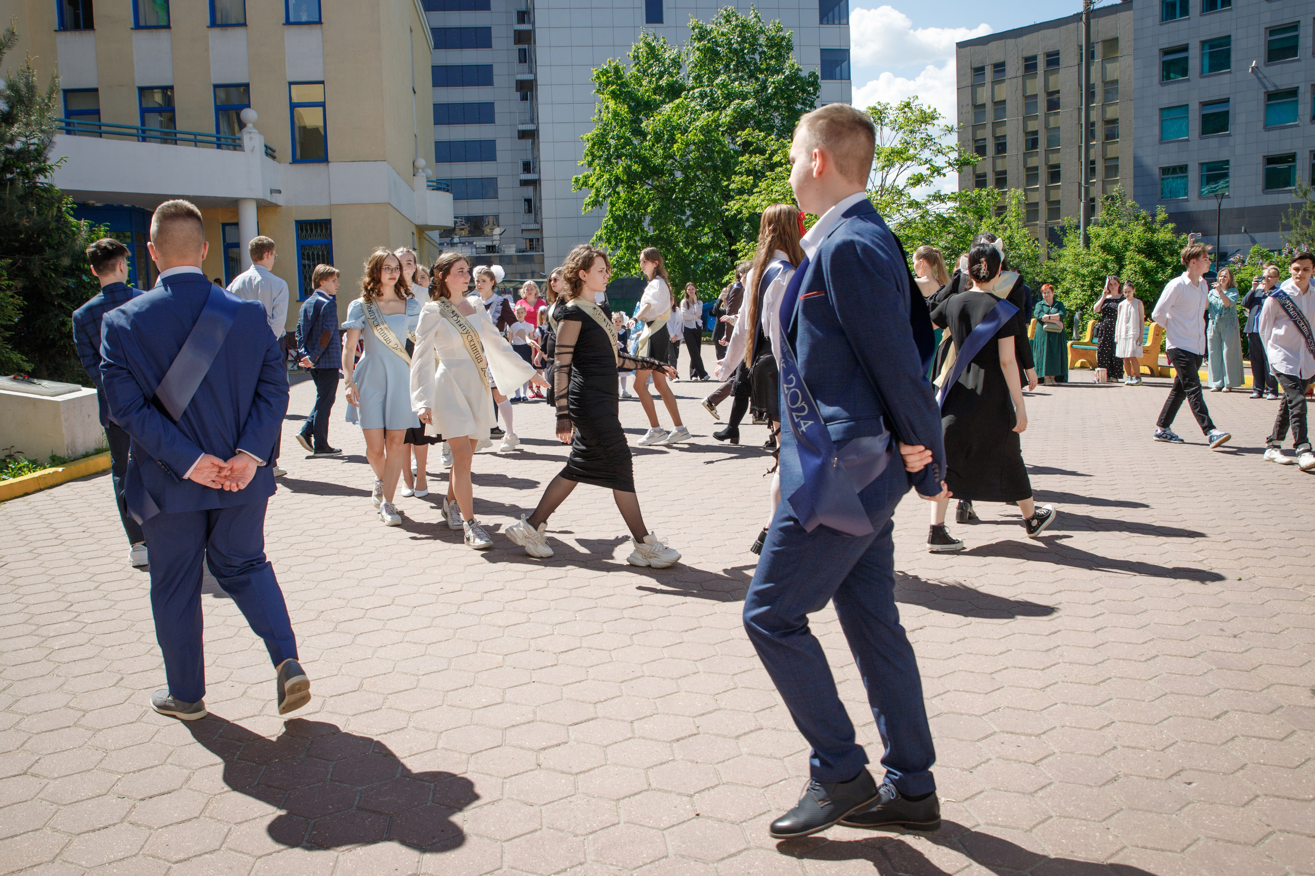 Репортажная съемка с Последнего звонка в школе в Москве. Семейный и школьный фотограф в Москве Анна Ткач