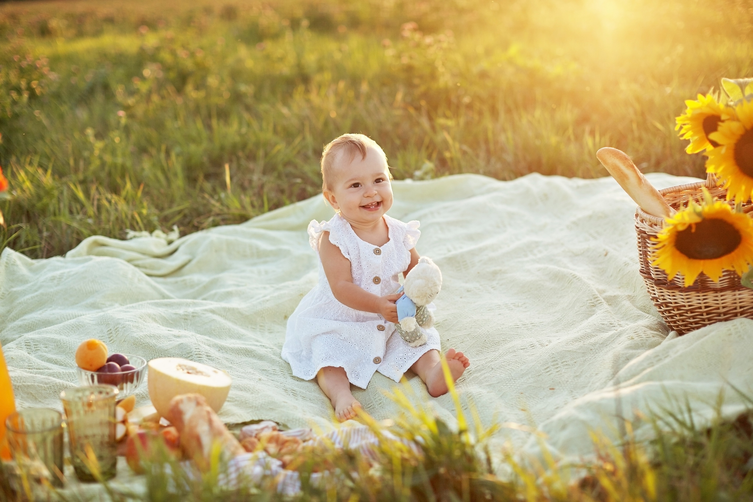 Мама с дочкой в поле на закате. Фотограф Ольга Ефремова
