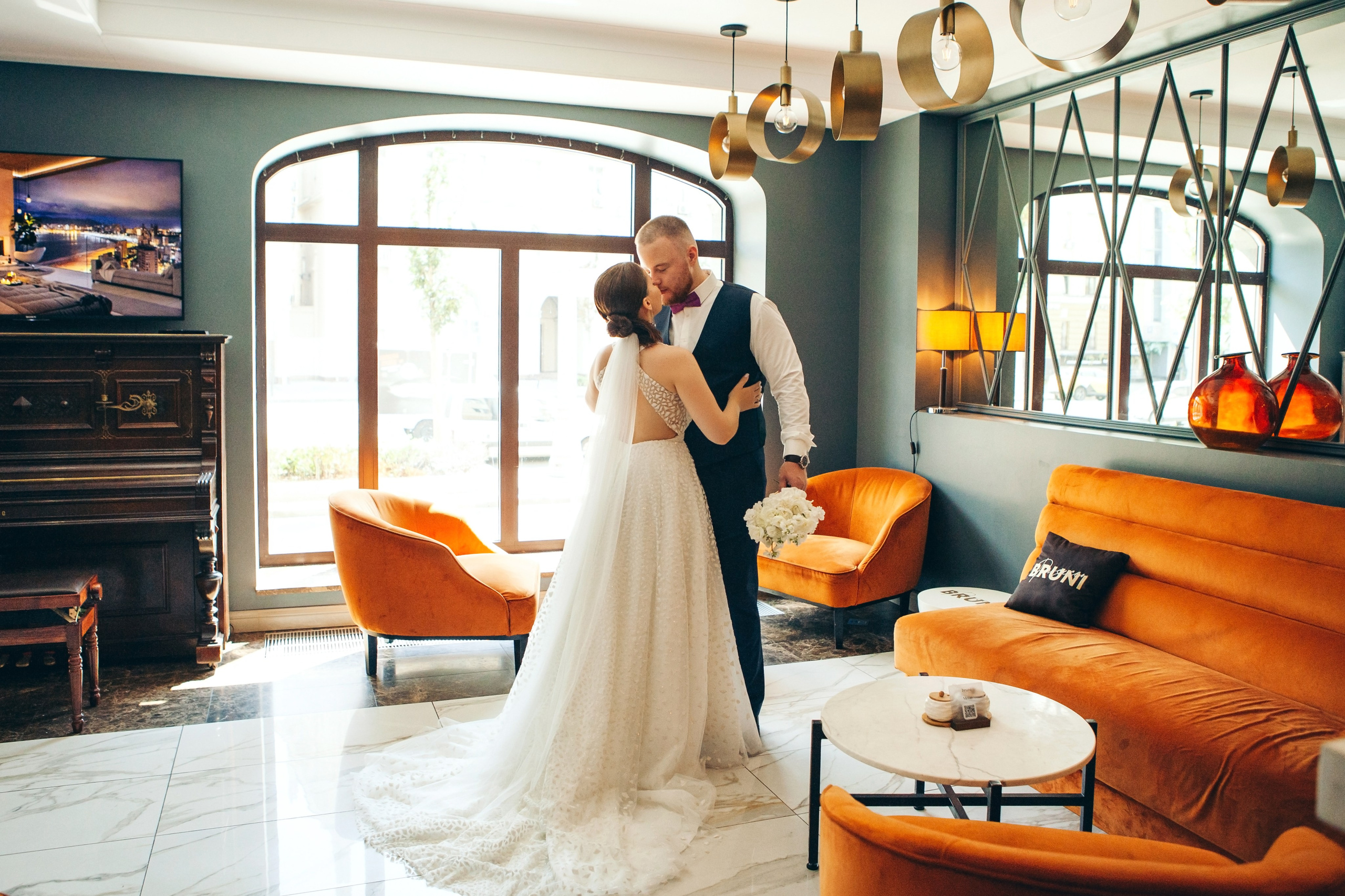 Свадебная фотосессия в отеле hartwell hotel и на патриарших прудах. Фотограф Ольга Ефремова