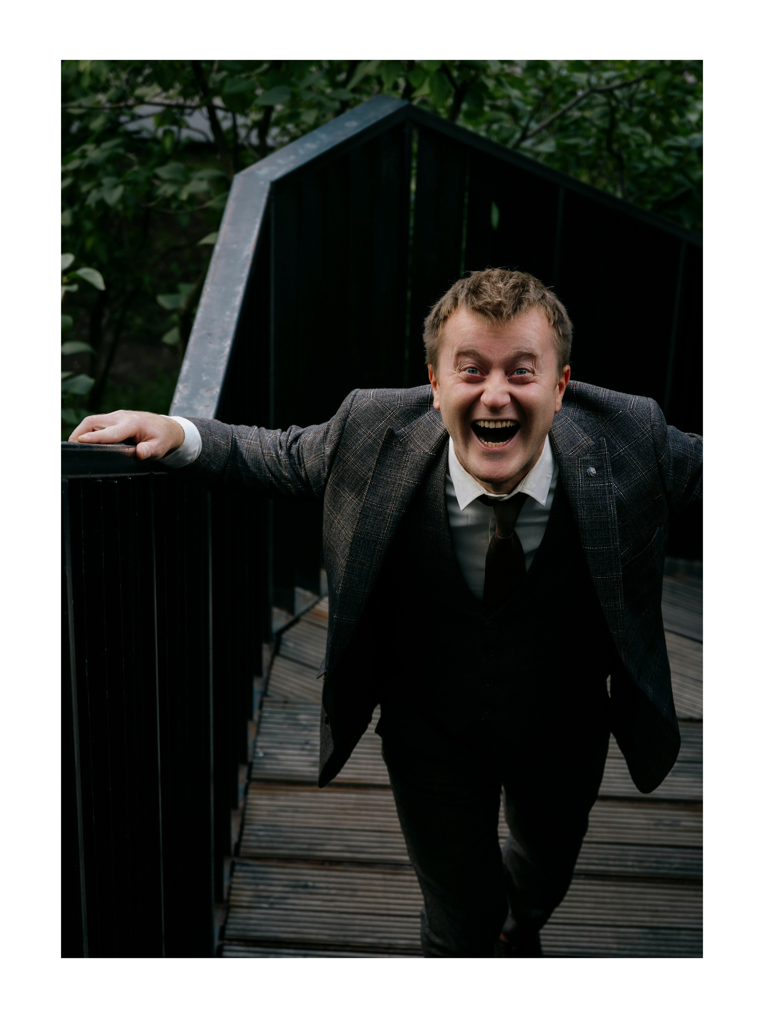 мужчина демонически смеется, дьявольский смех