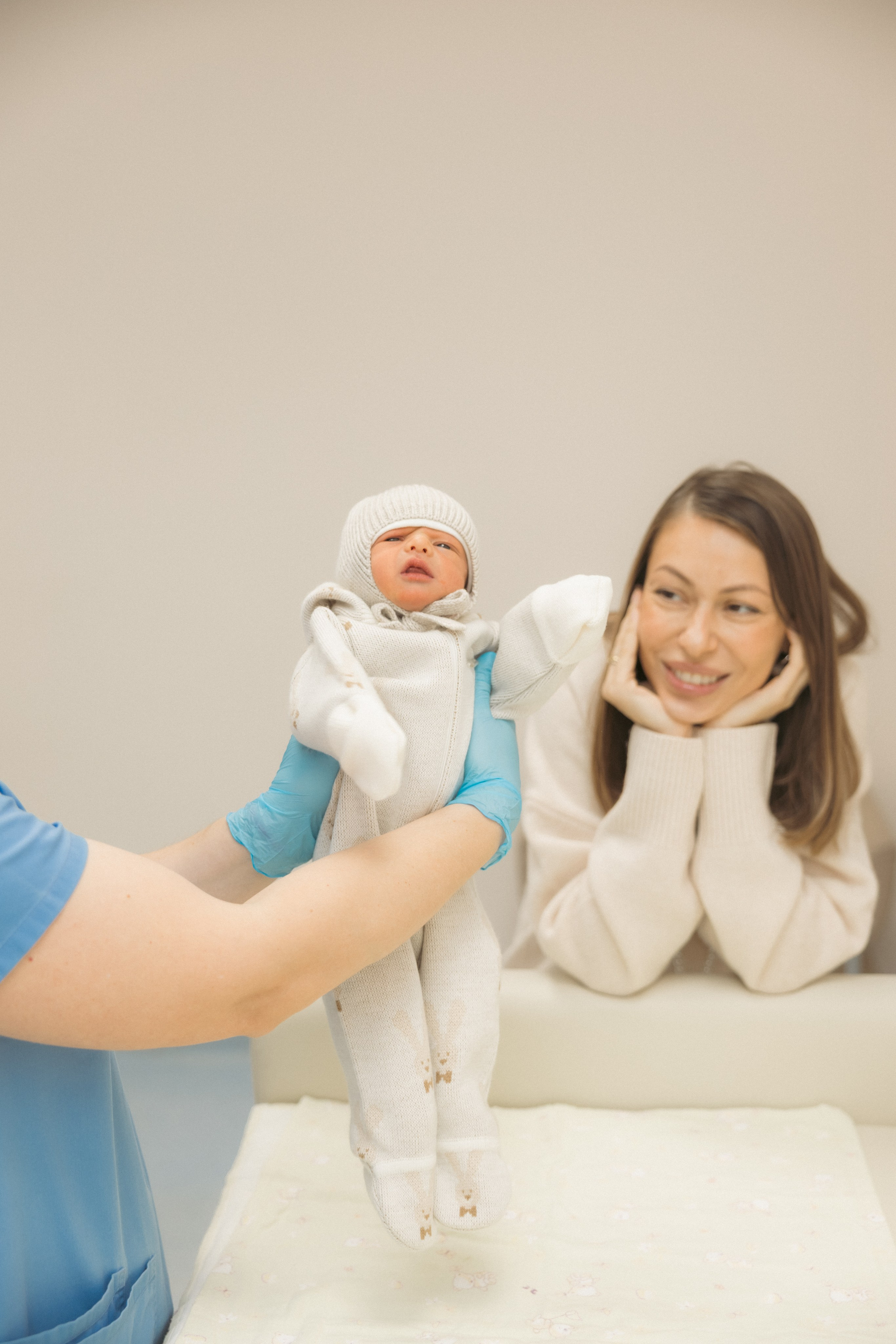 Выписка Наума. Клинический госпиталь MD GROUP на Севастопольском проспекте. Фотограф на роды в Москве. Фото и видео родов. Фотопроект «Продолжение рода»