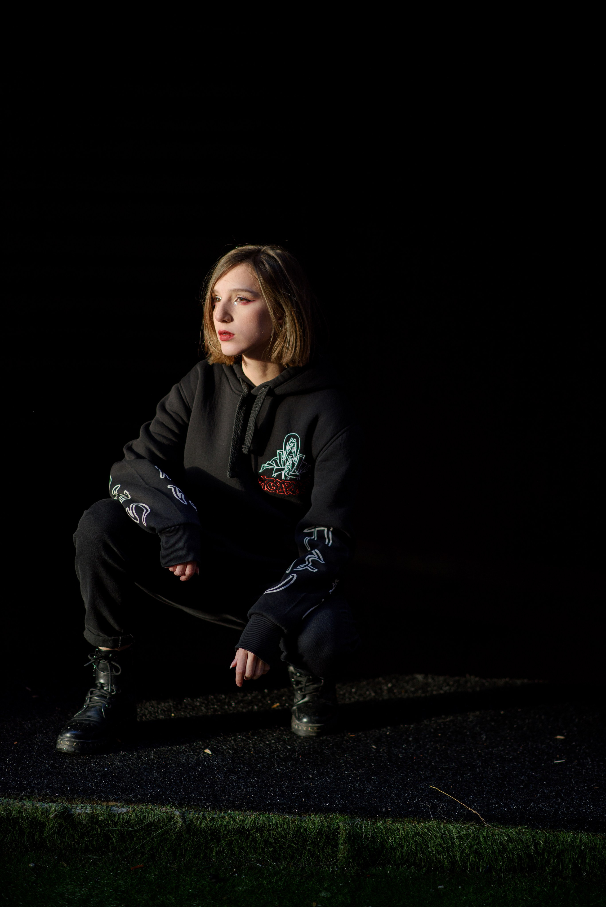 Фотосессия на 18тилетие на территории Красного октября в черной толстовке 