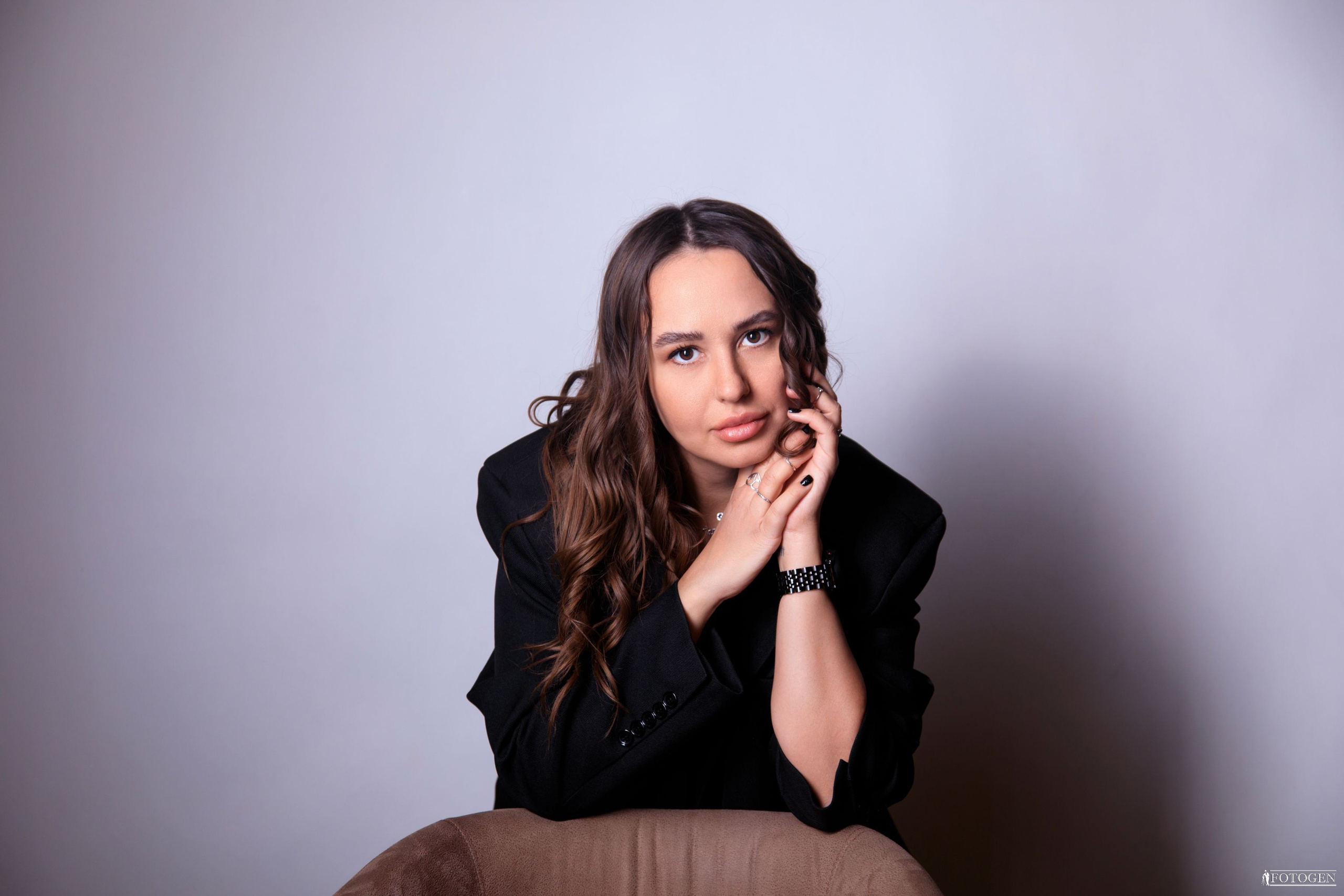 Шарм и уверенность: Индивидуальные фотосессии в Fotogen. Интерьерная фотостудия FOTOGEN г. Краснодар