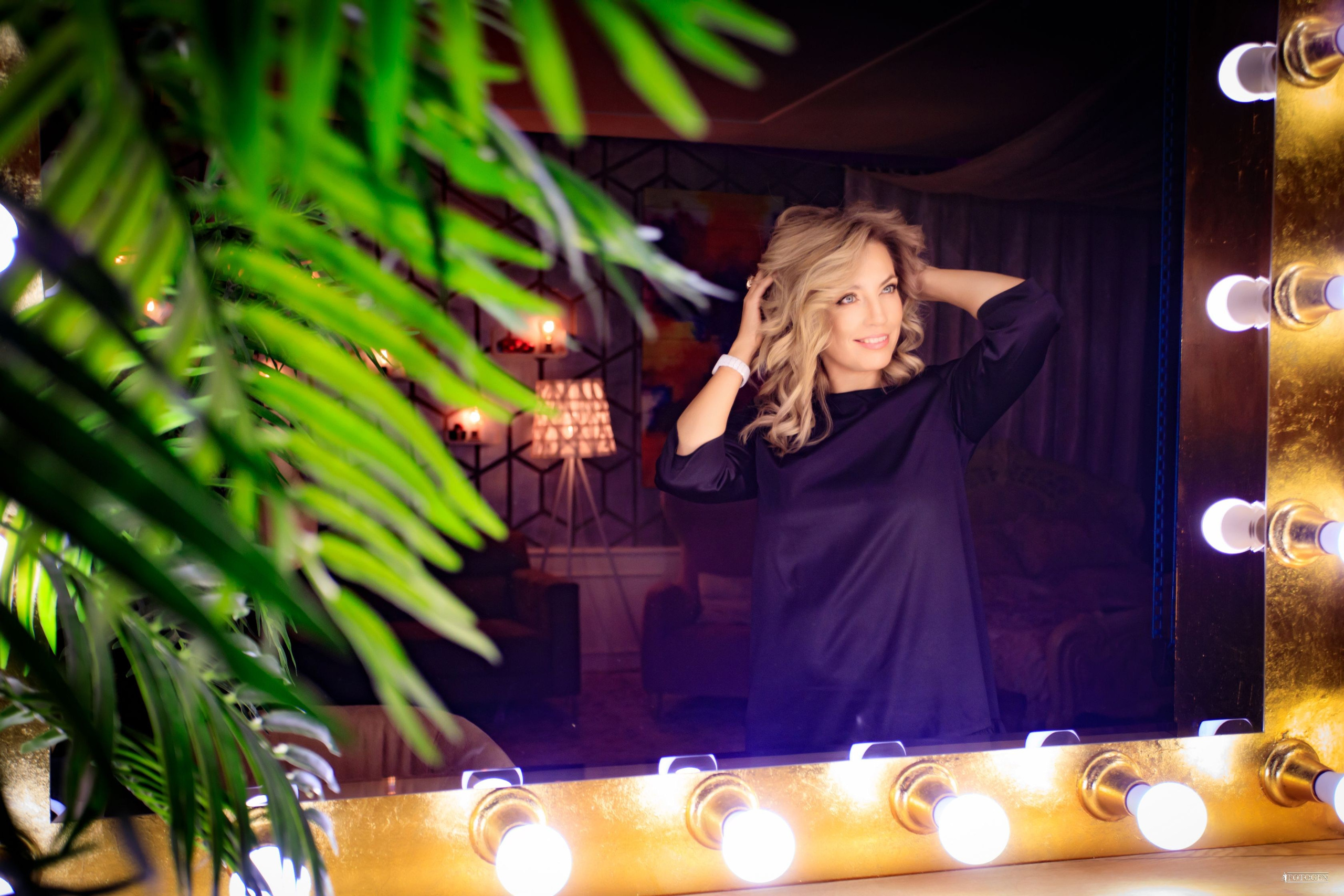 Индивидуальная женская фотосессия в студии FOTOGEN в Краснодаре | Премиум качество, с винтажными аксессуарами.