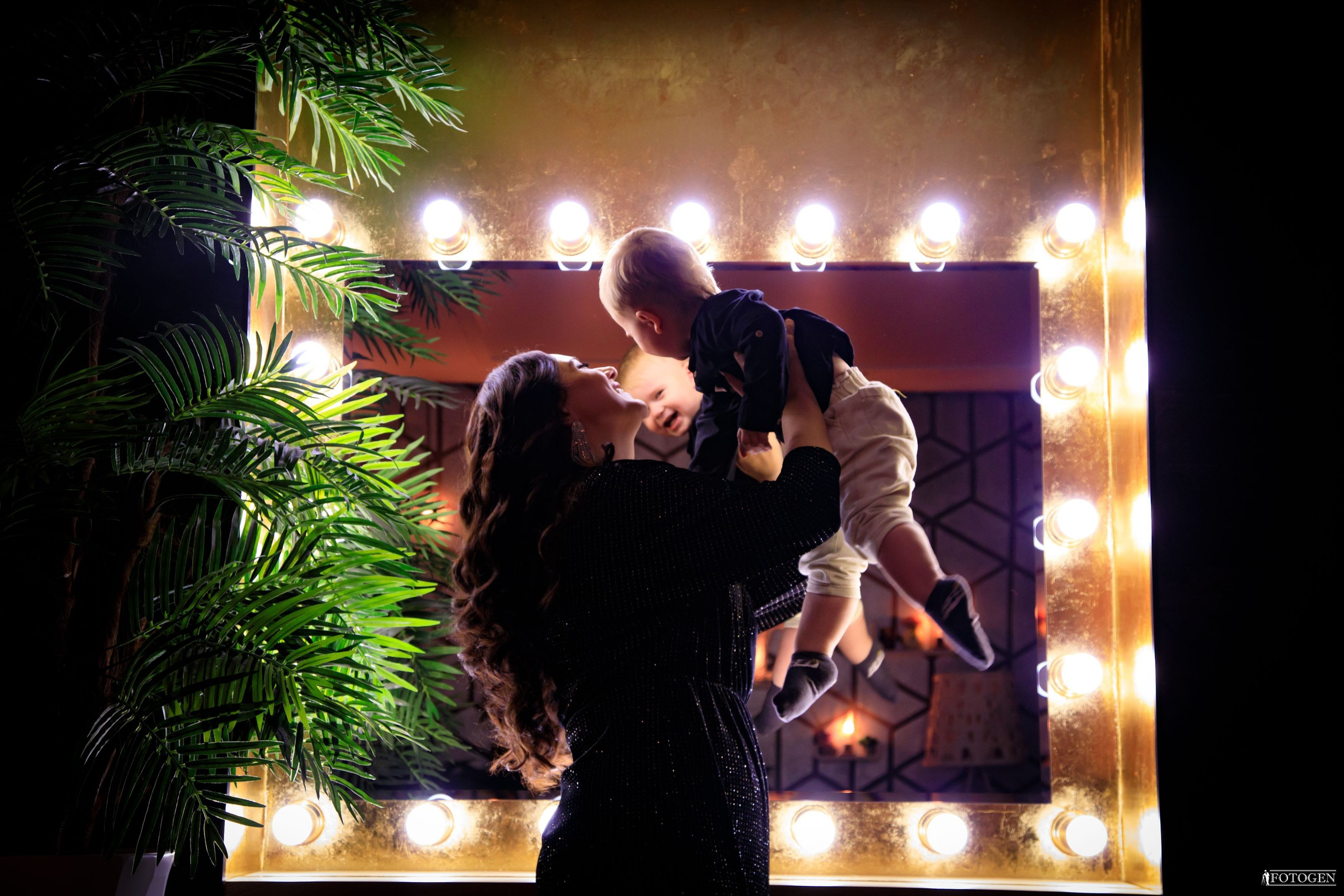 Семейная фотосессия: мама, папа и малыш | Портфолио Fotogen. Интерьерная фотостудия FOTOGEN г. Краснодар