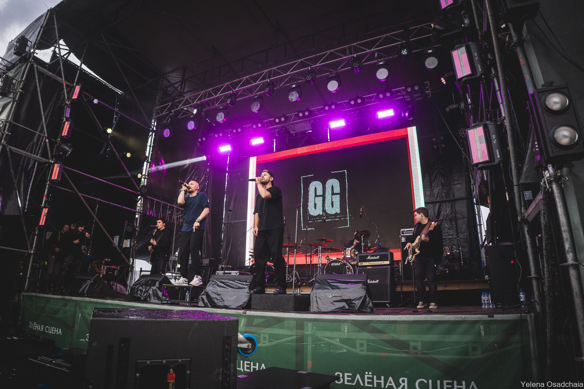 Живой 2025 — День 1. Елена Осадчая — фотографирую музыку на сцене и в жизни