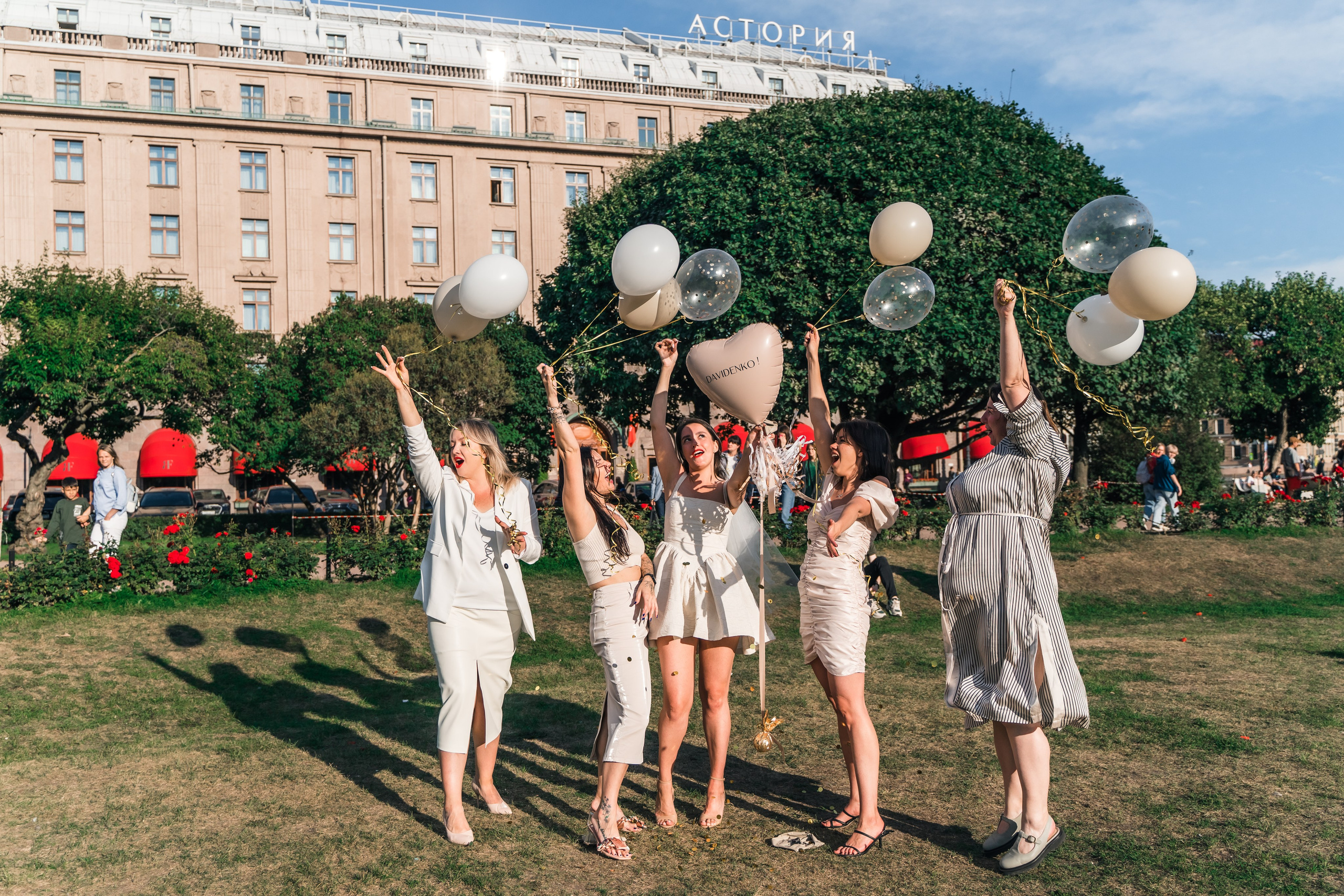 Фотосъемка девичника, встреча девушек, веселые женские портреты