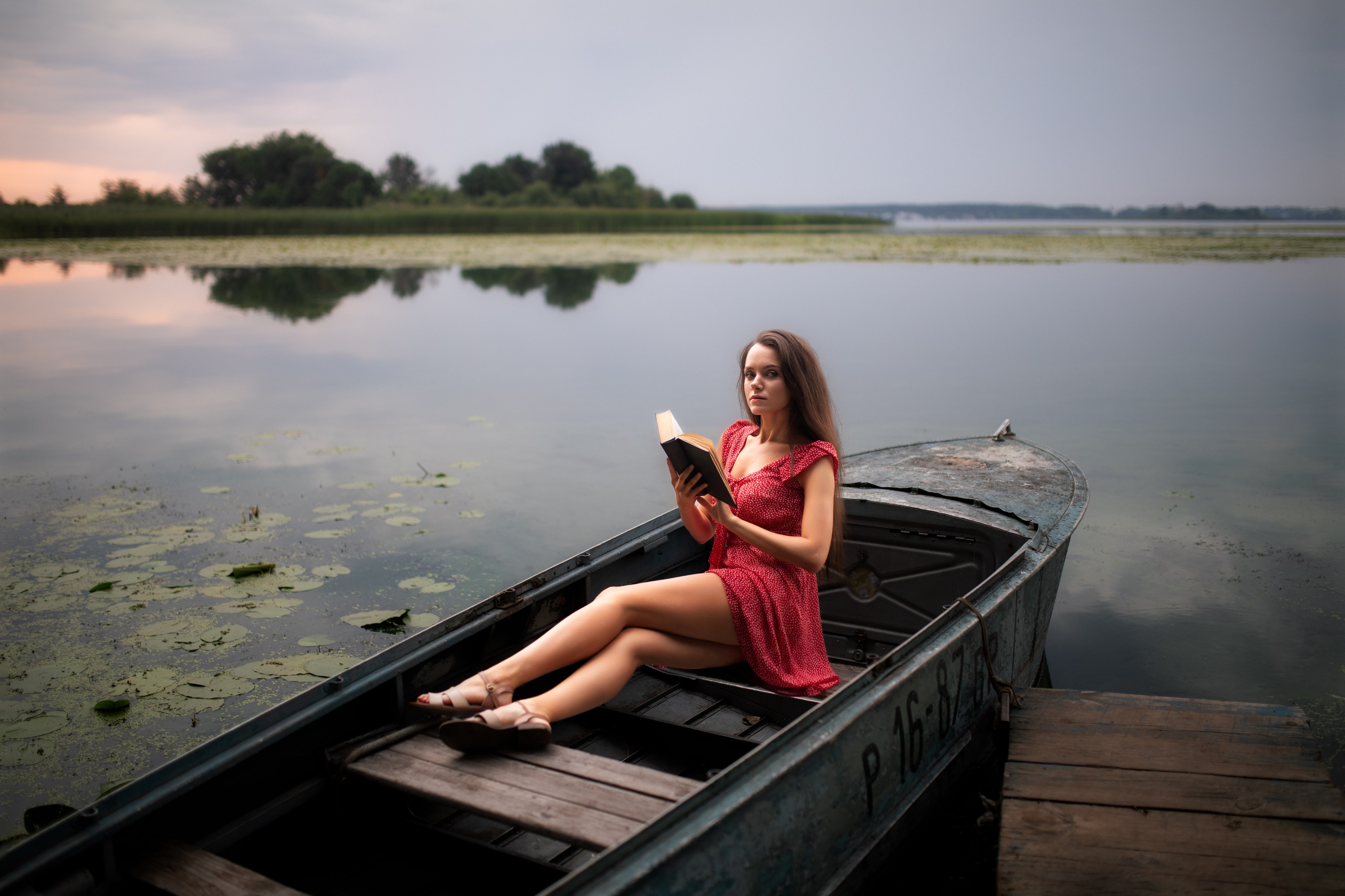 Съемка с Екатериной на рассвете на берегу реки