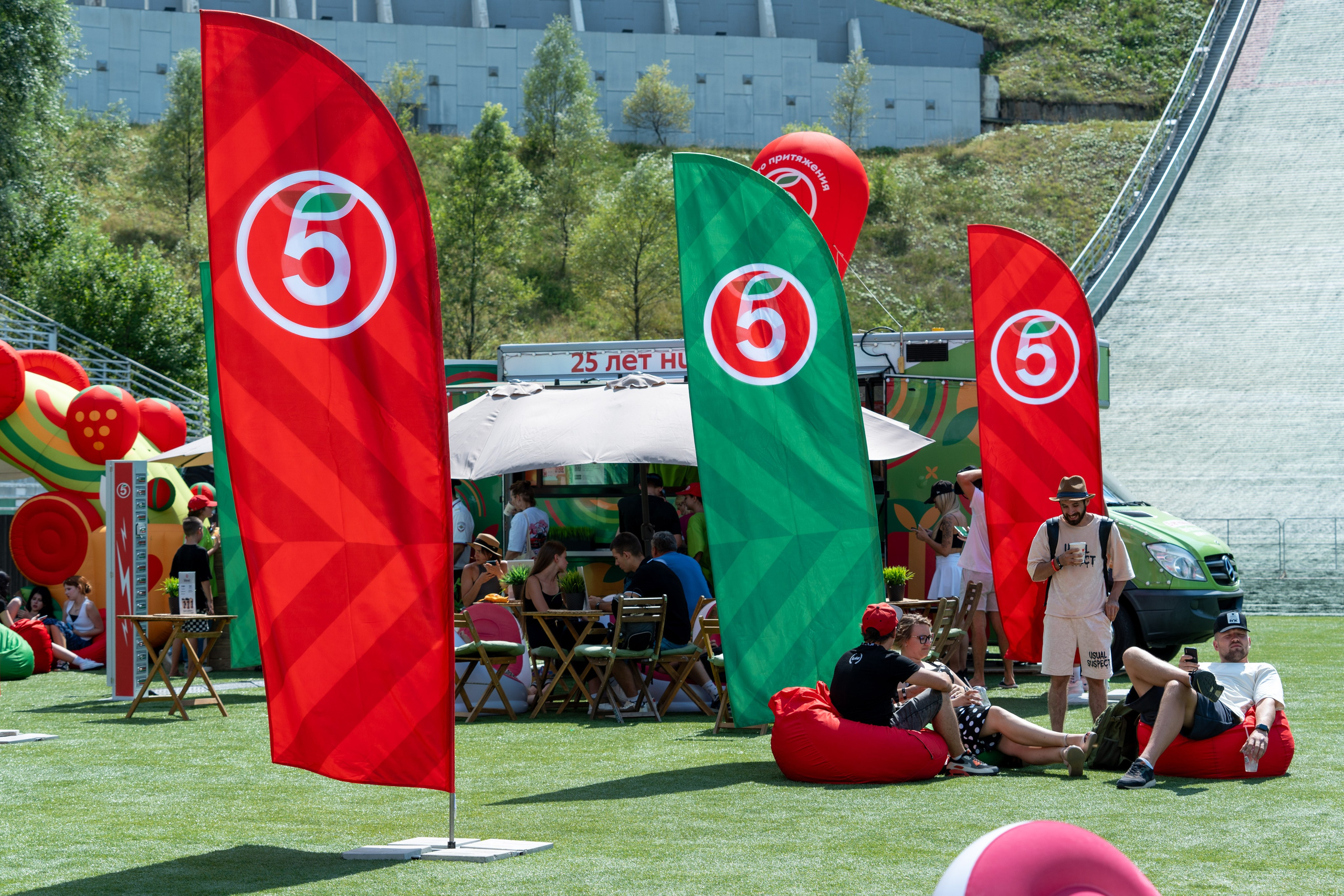 Фотоотчет партнеской интеграции для сети «Пятерочка» на фестивале «Grounded». Репортажный фотограф в Красной Поляне и Сочи Павлюченко Екатерина