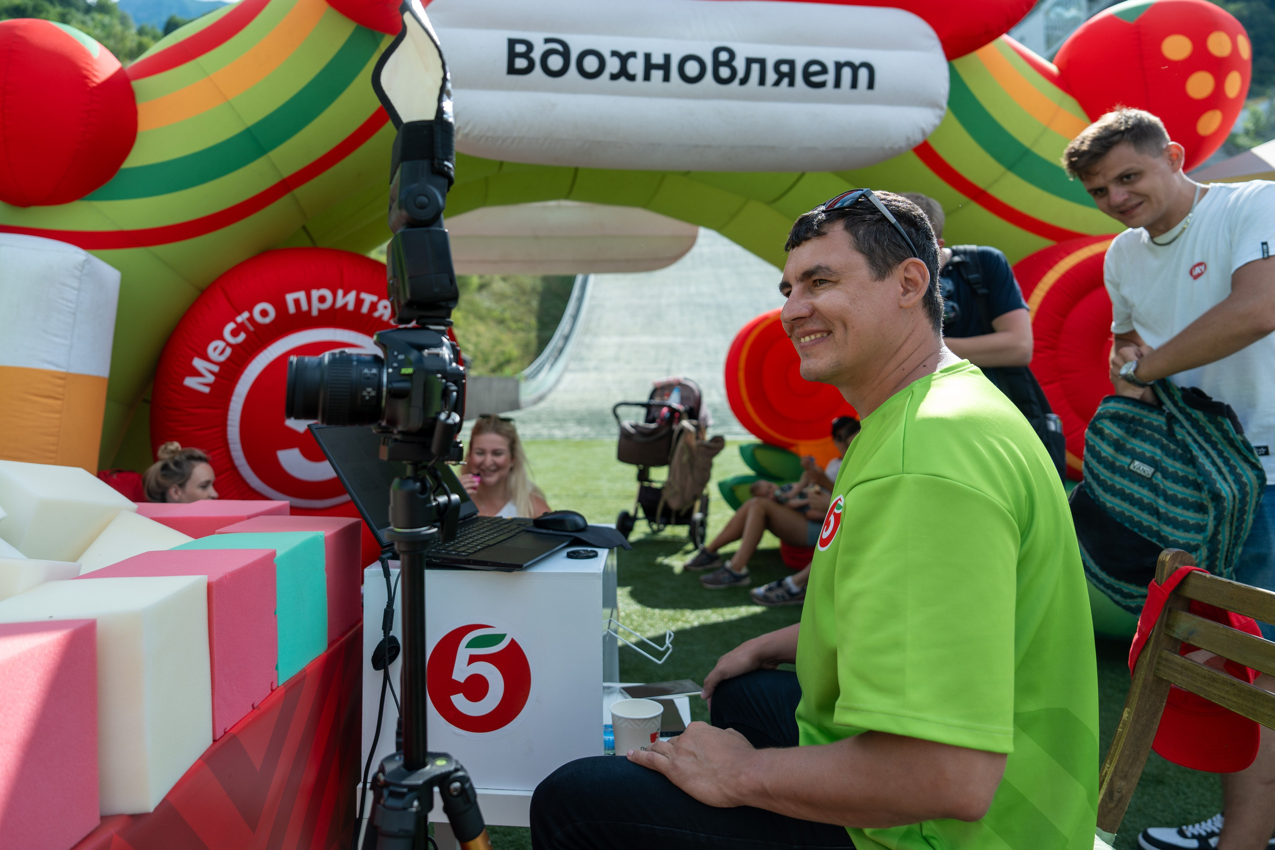 Фотоотчет партнеской интеграции для сети «Пятерочка» на фестивале «Grounded». Репортажный фотограф в Красной Поляне и Сочи Павлюченко Екатерина